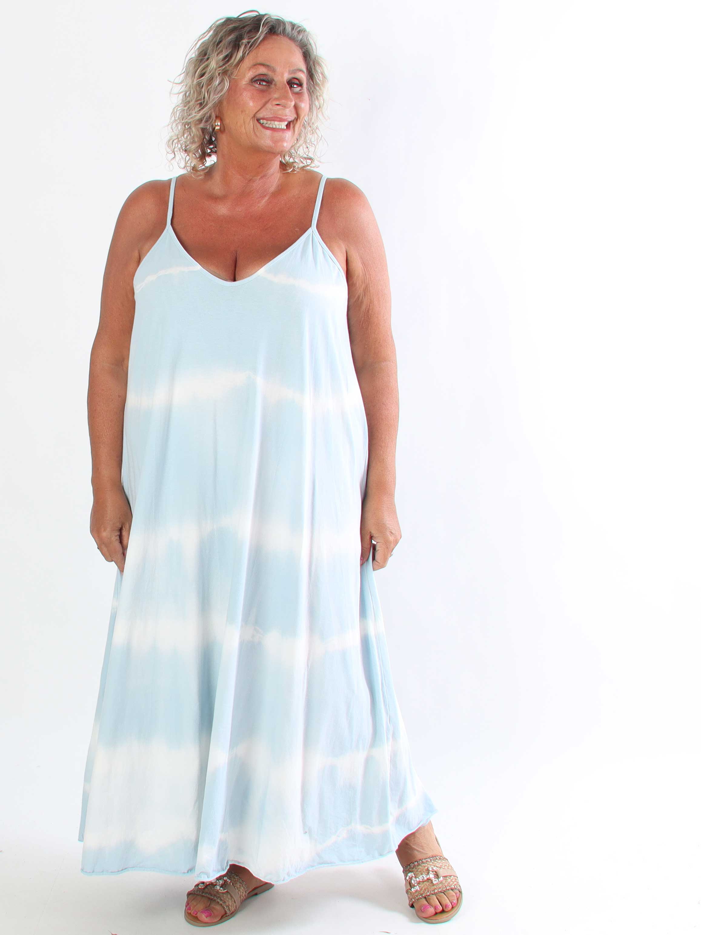 Celestine – Axelbandsklänning i plus-size med batikmönster, i mjuk och luftig bomull