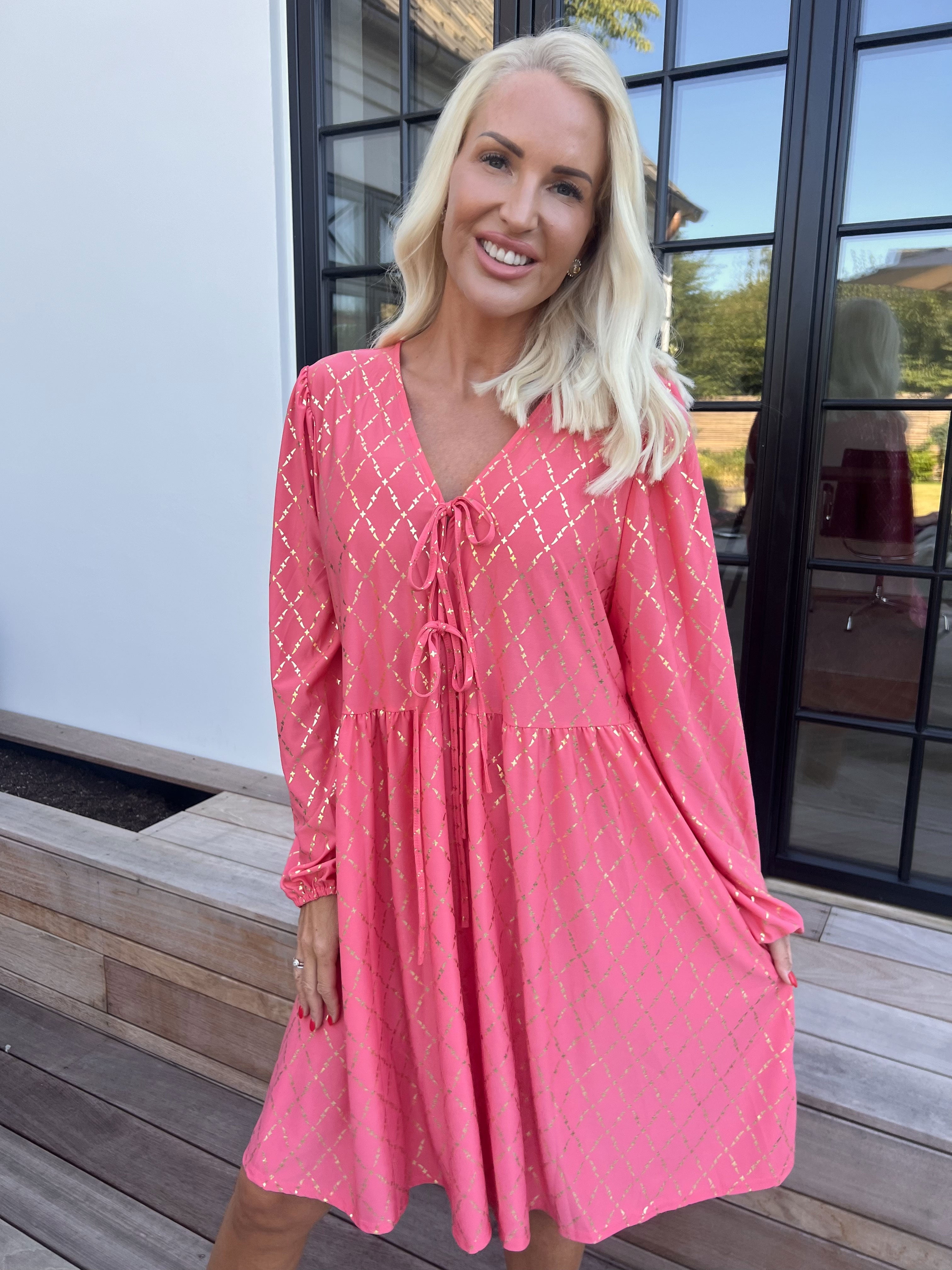 Cersei Gold Check - Babydoll klänning med guldfärgat mönster och rosetter