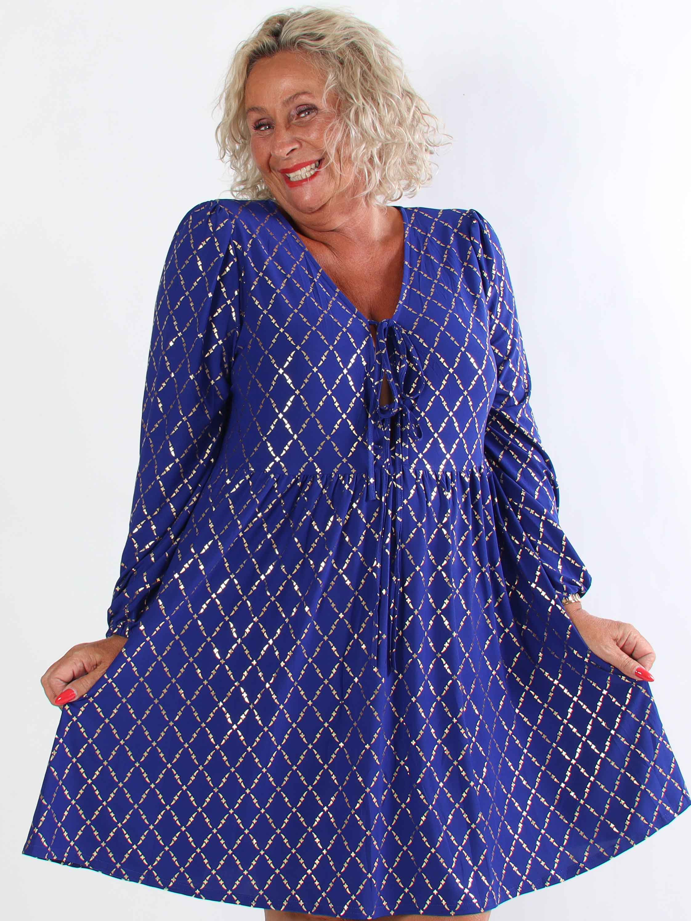 Cersei Gold Check - Plus size babydoll klänning med guldfärgat mönster och rosetter