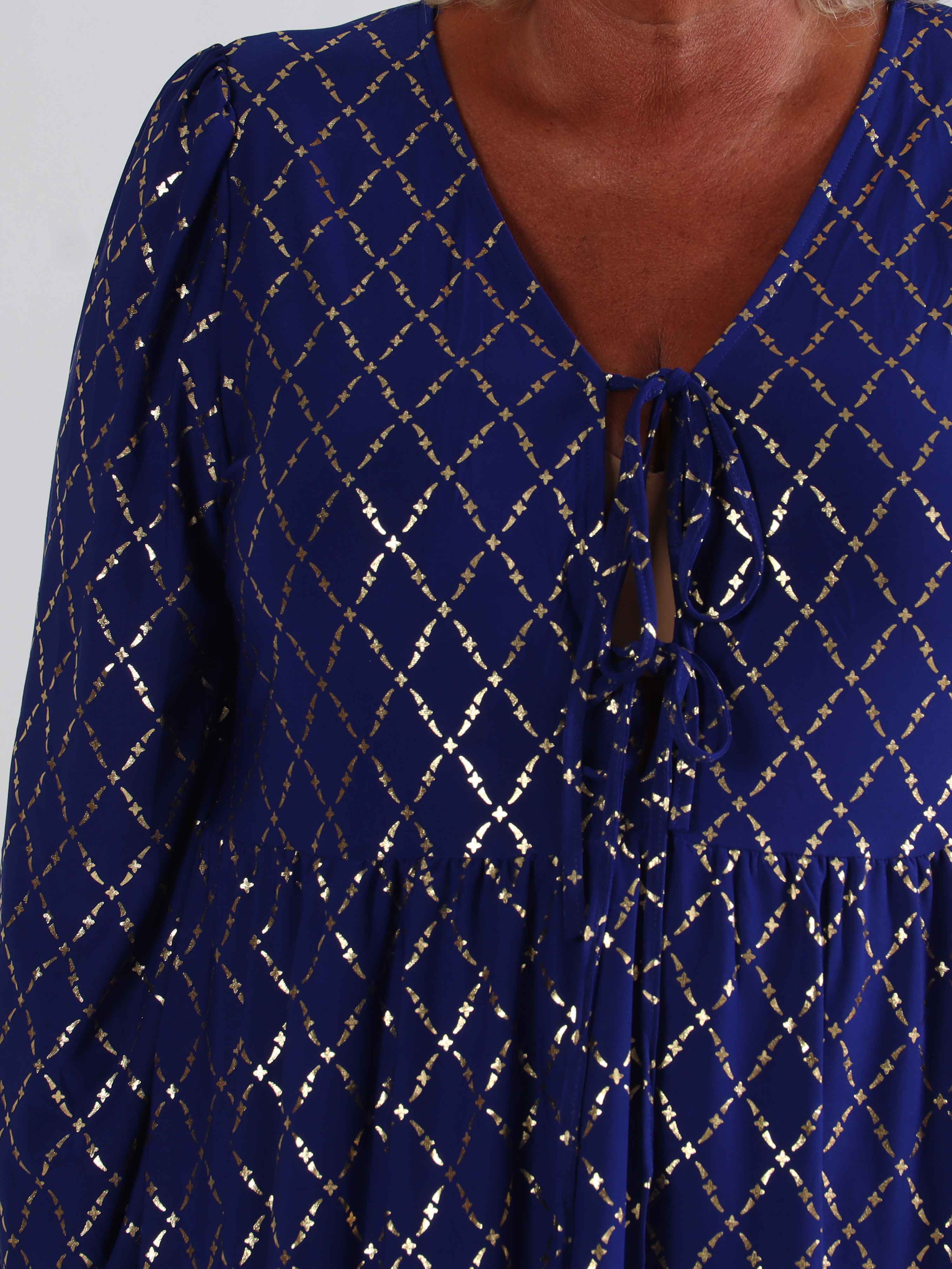 Cersei Gold Check - Plus size babydoll klänning med guldfärgat mönster och rosetter