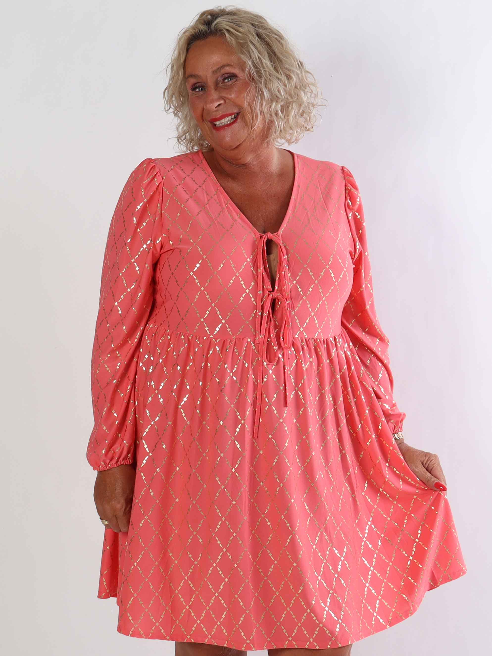 Cersei Gold Check - Plus size babydoll klänning med guldfärgat mönster och rosetter