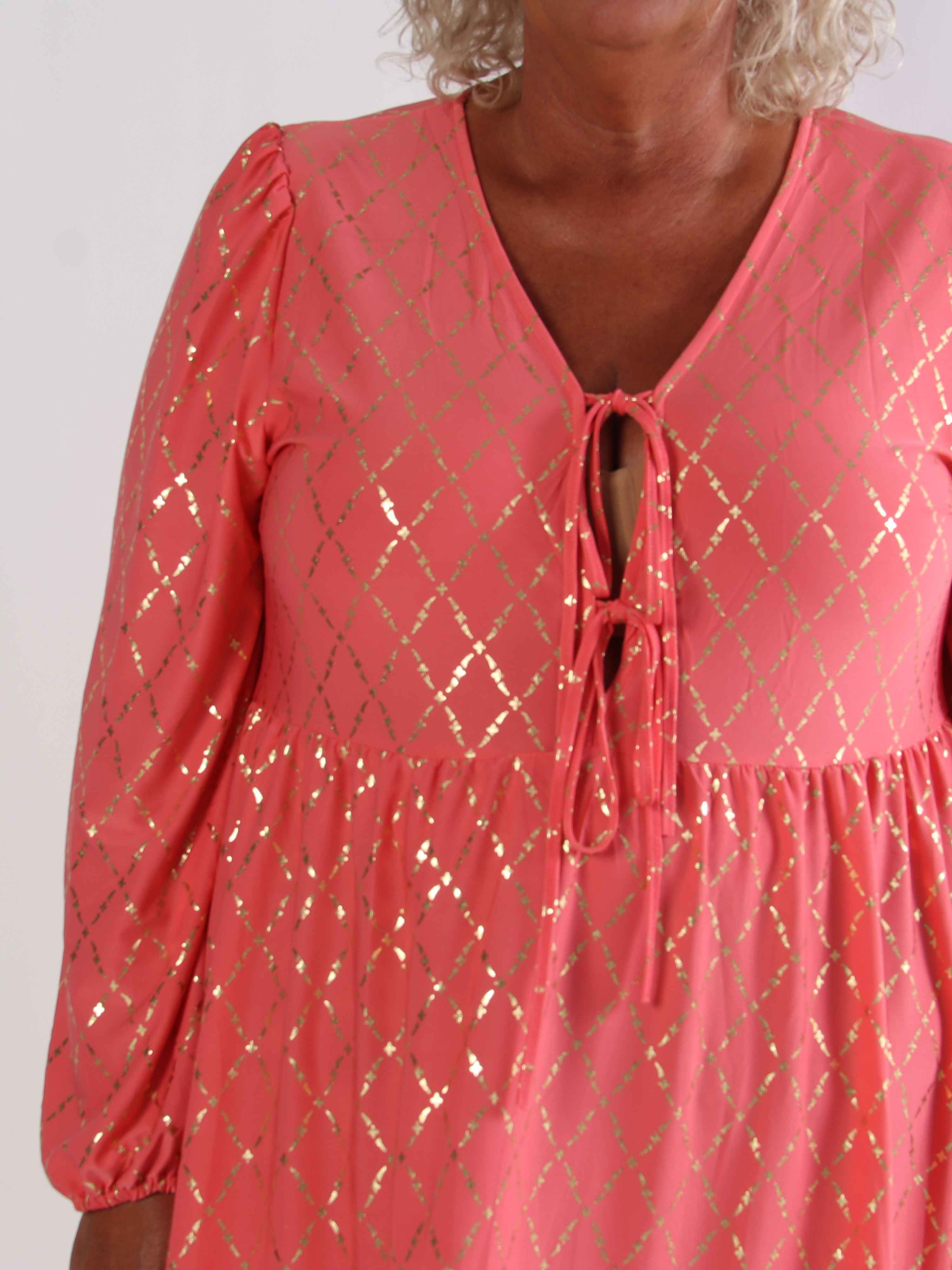 Cersei Gold Check - Plus size babydoll klänning med guldfärgat mönster och rosetter