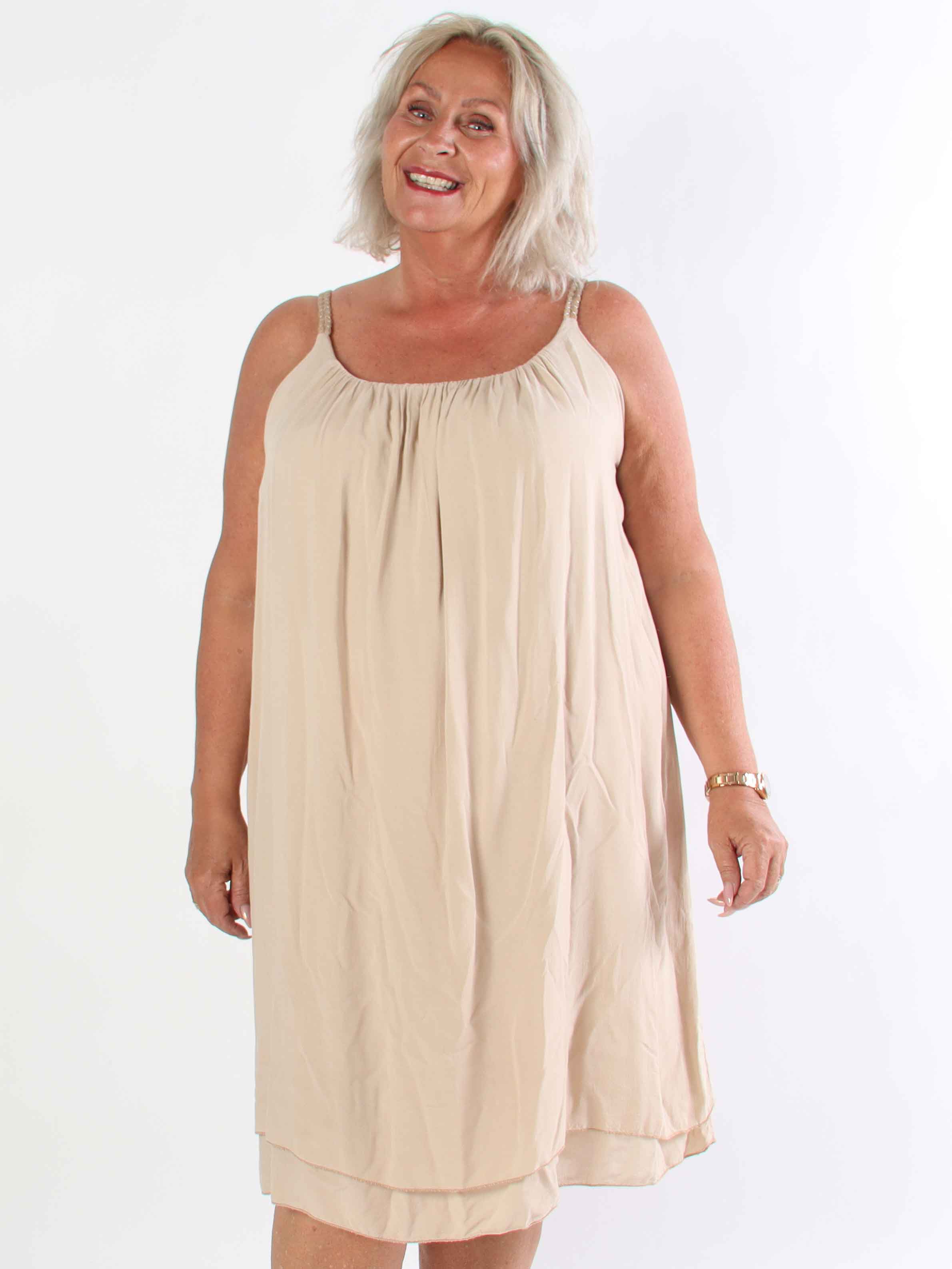 Chalkis - Plus size klänning i mjuk viskos med flätade axelremmar