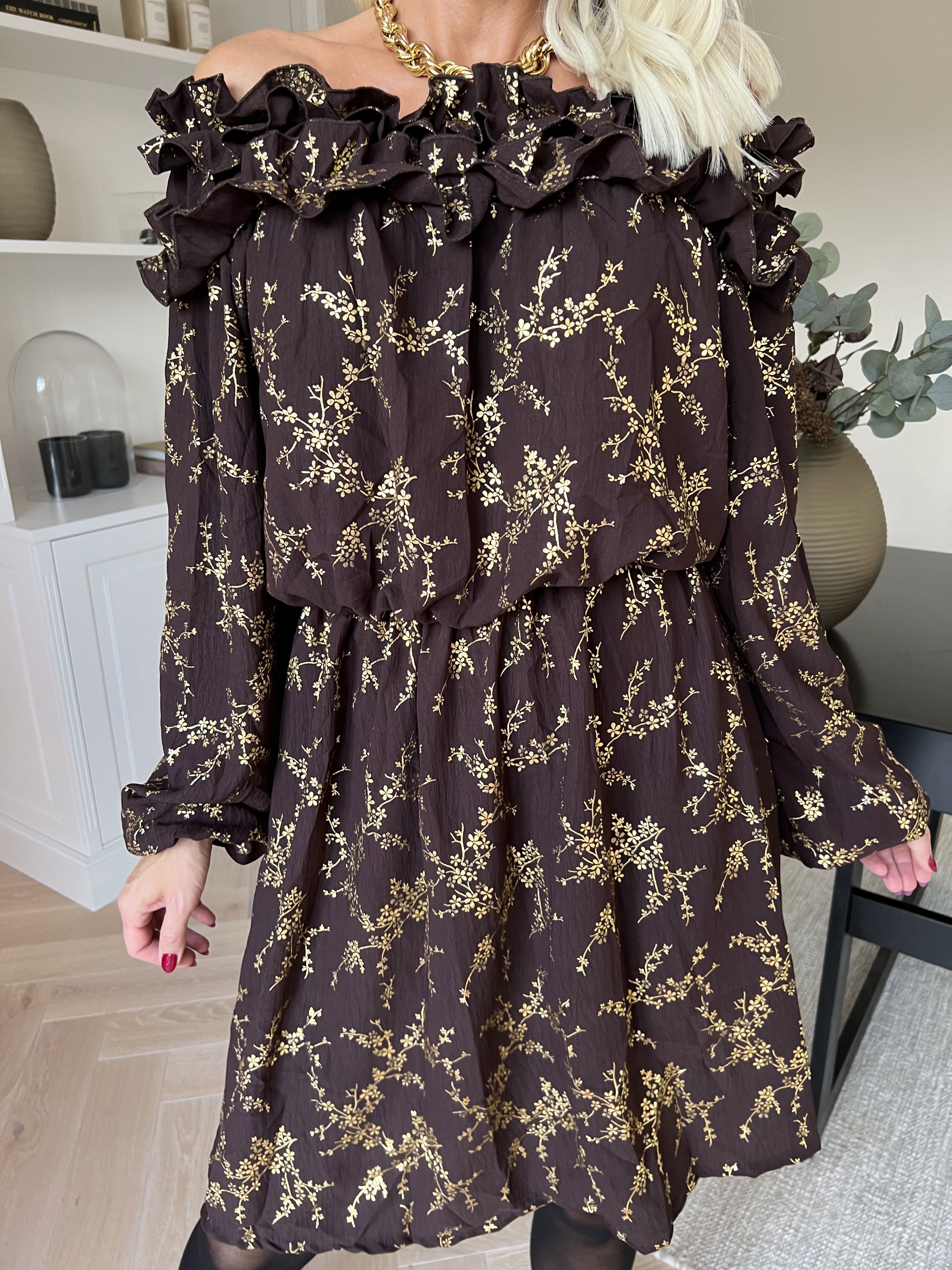 Chili Gold Fitted Dress - Klänning i guldtryck med volangkant och resår i midjan