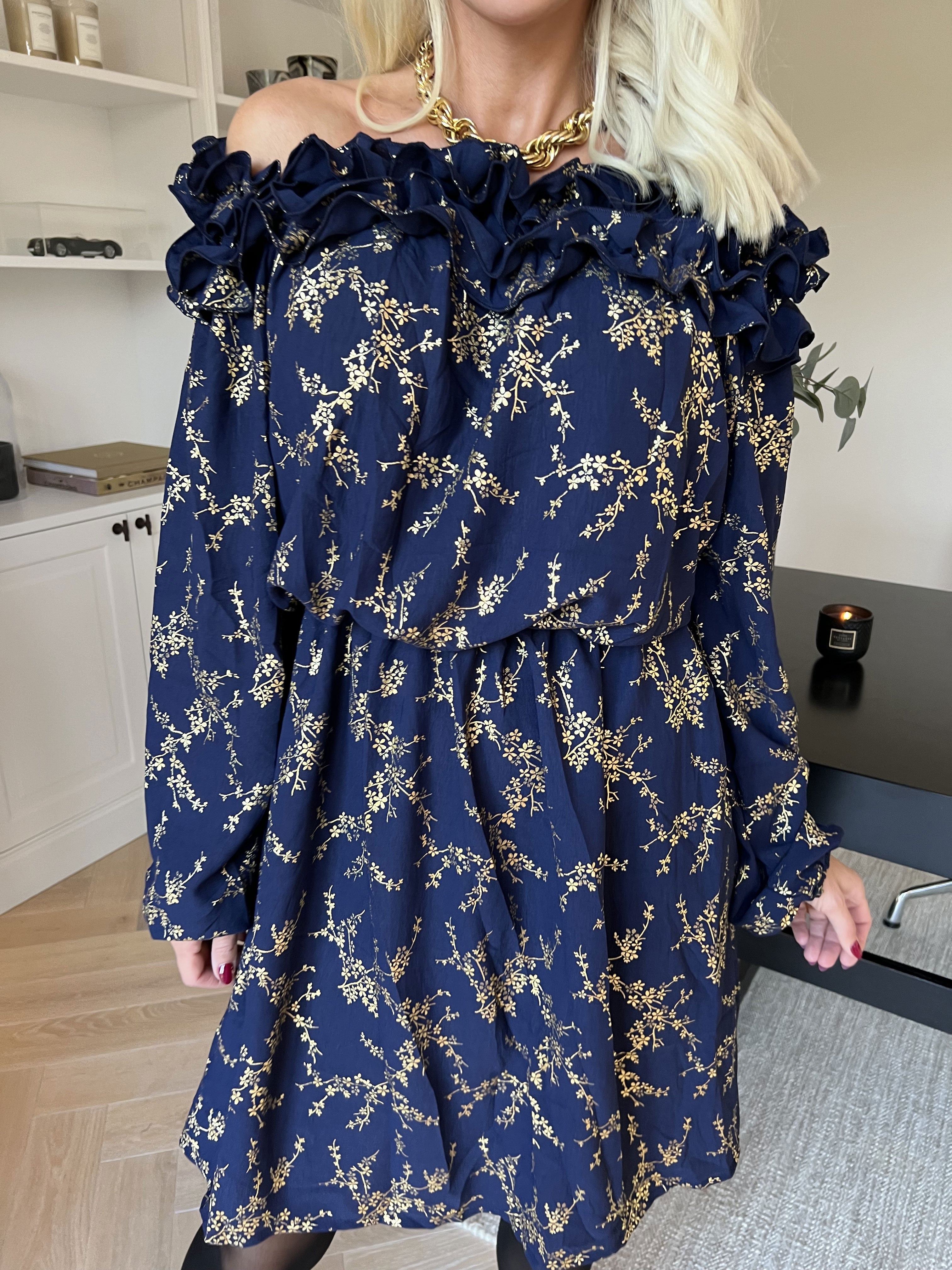 Chili Gold Fitted Dress - Klänning i guldtryck med volangkant och resår i midjan