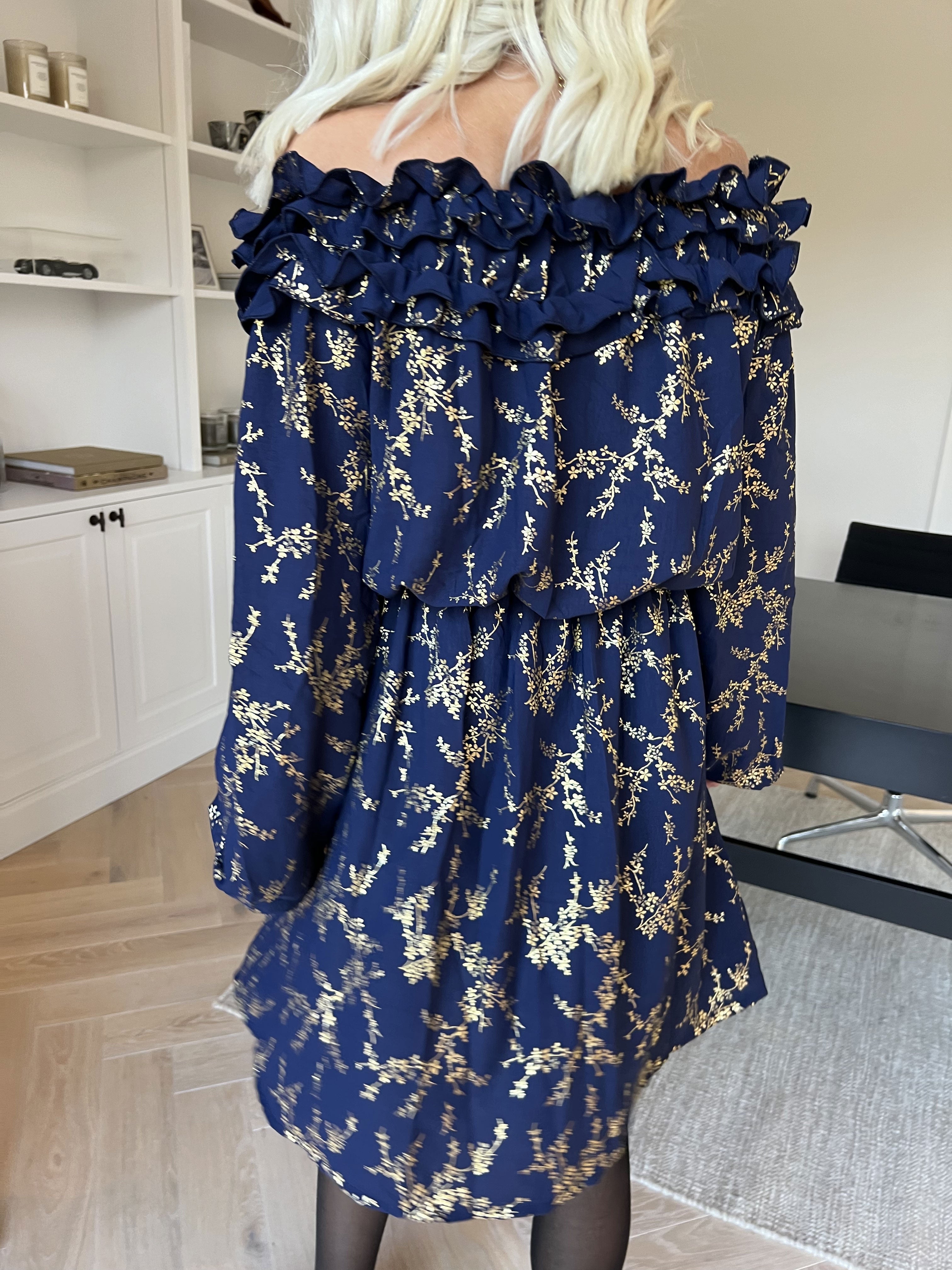 Chili Gold Fitted Dress - Klänning i guldtryck med volangkant och resår i midjan