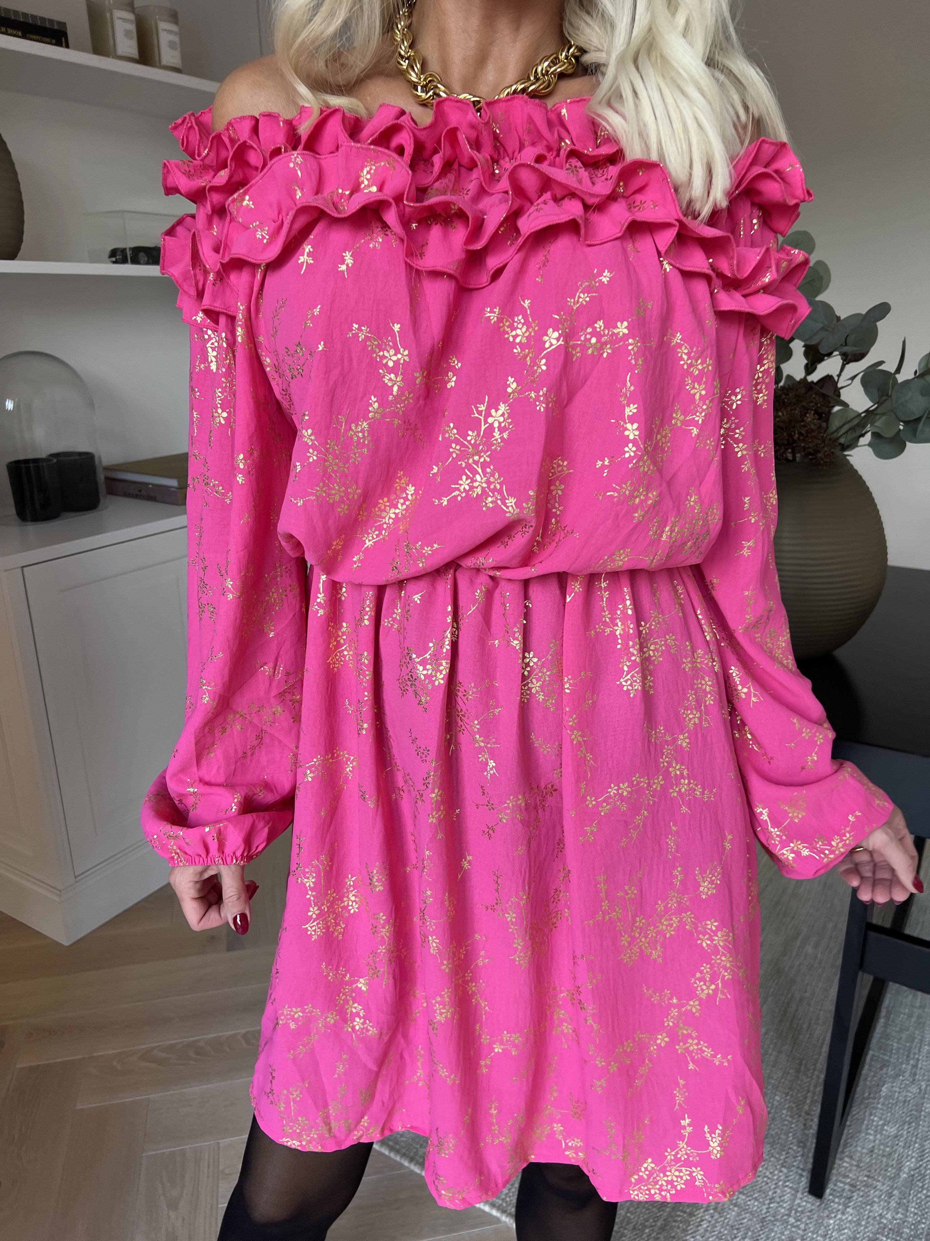 Chili Gold Fitted Dress - Klänning i guldtryck med volangkant och resår i midjan