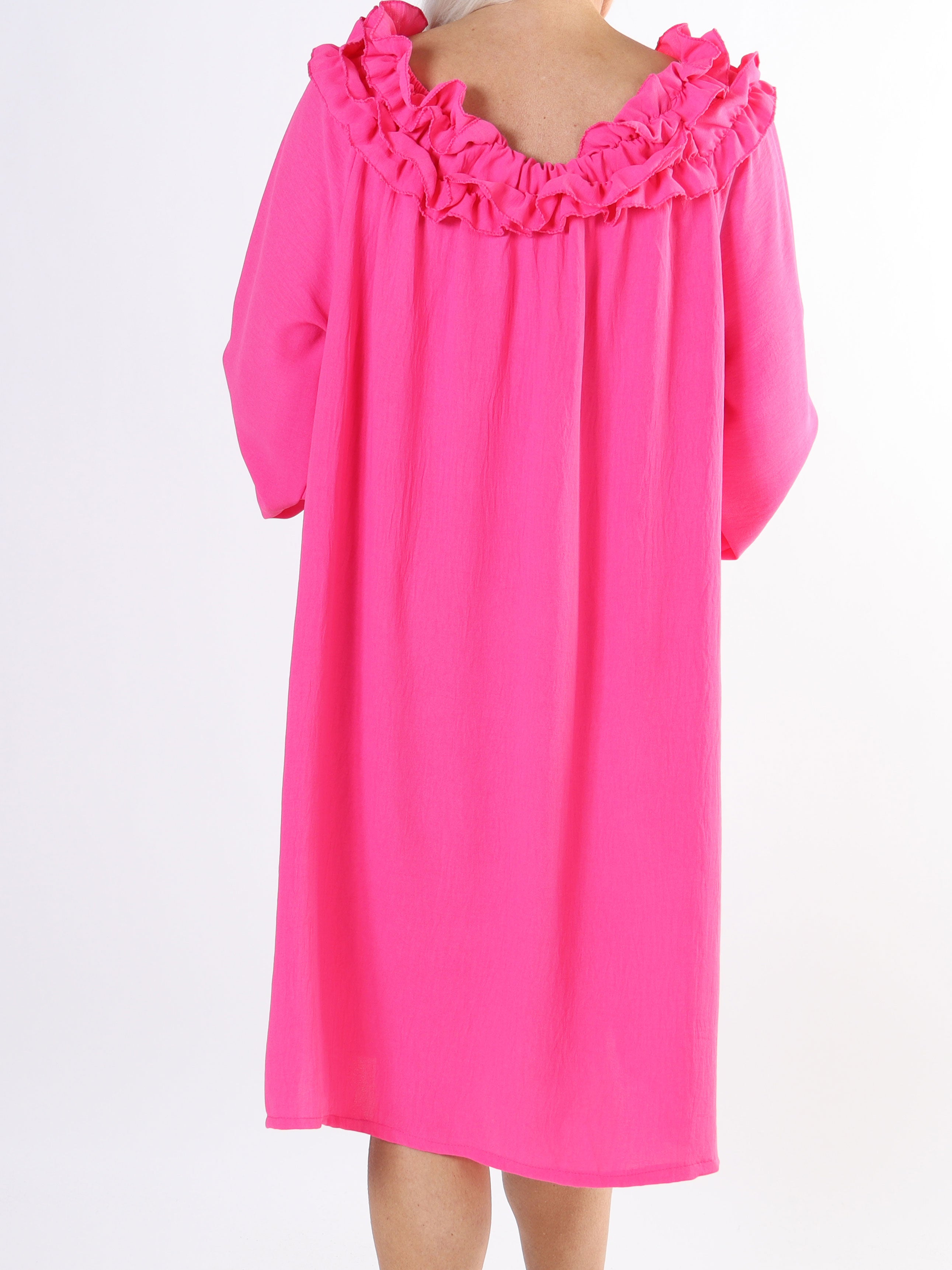 Chili Dress - Plus size klänning med långa ärmar och volanger