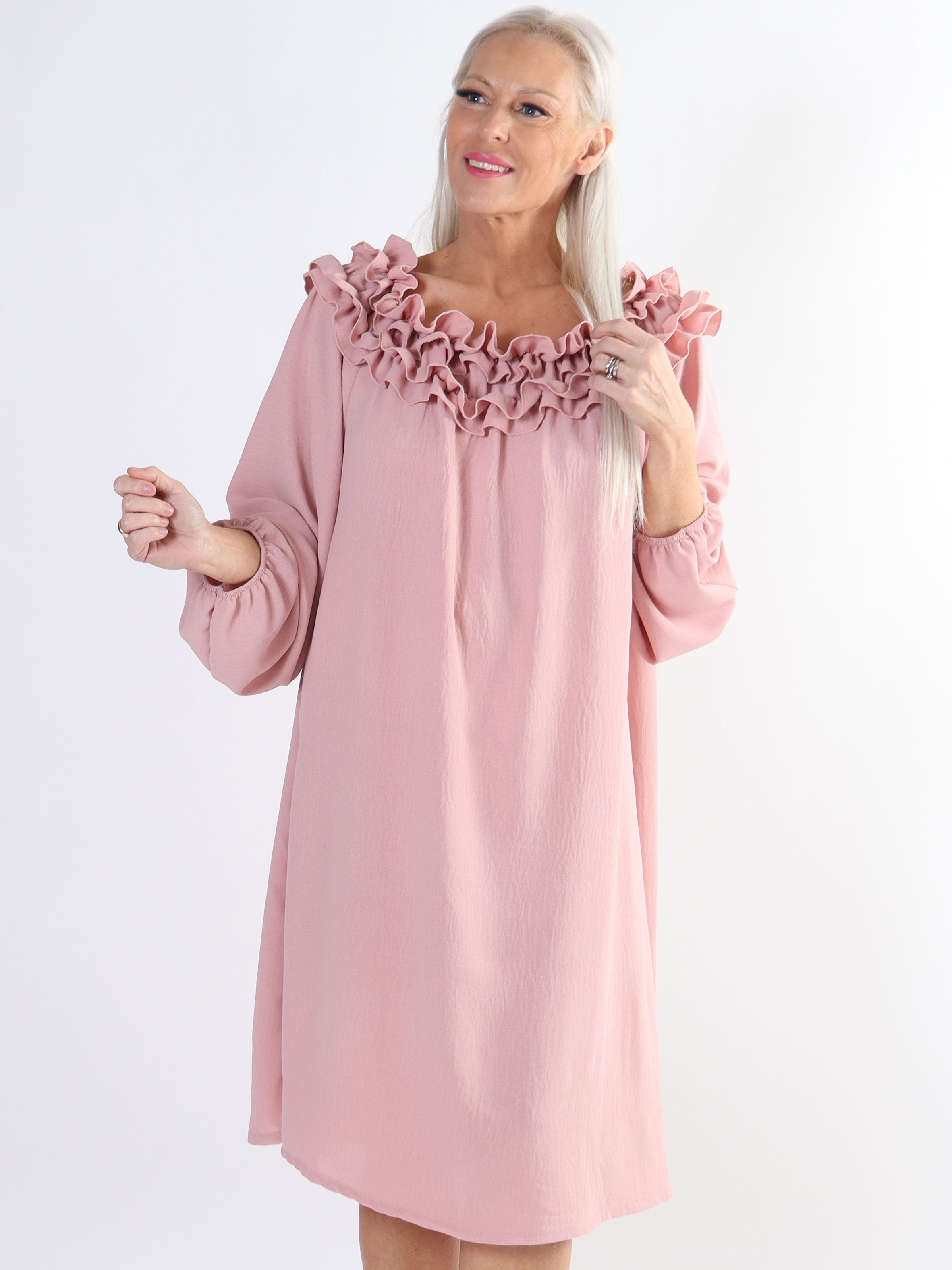Chili Dress - Plus size klänning med långa ärmar och volanger