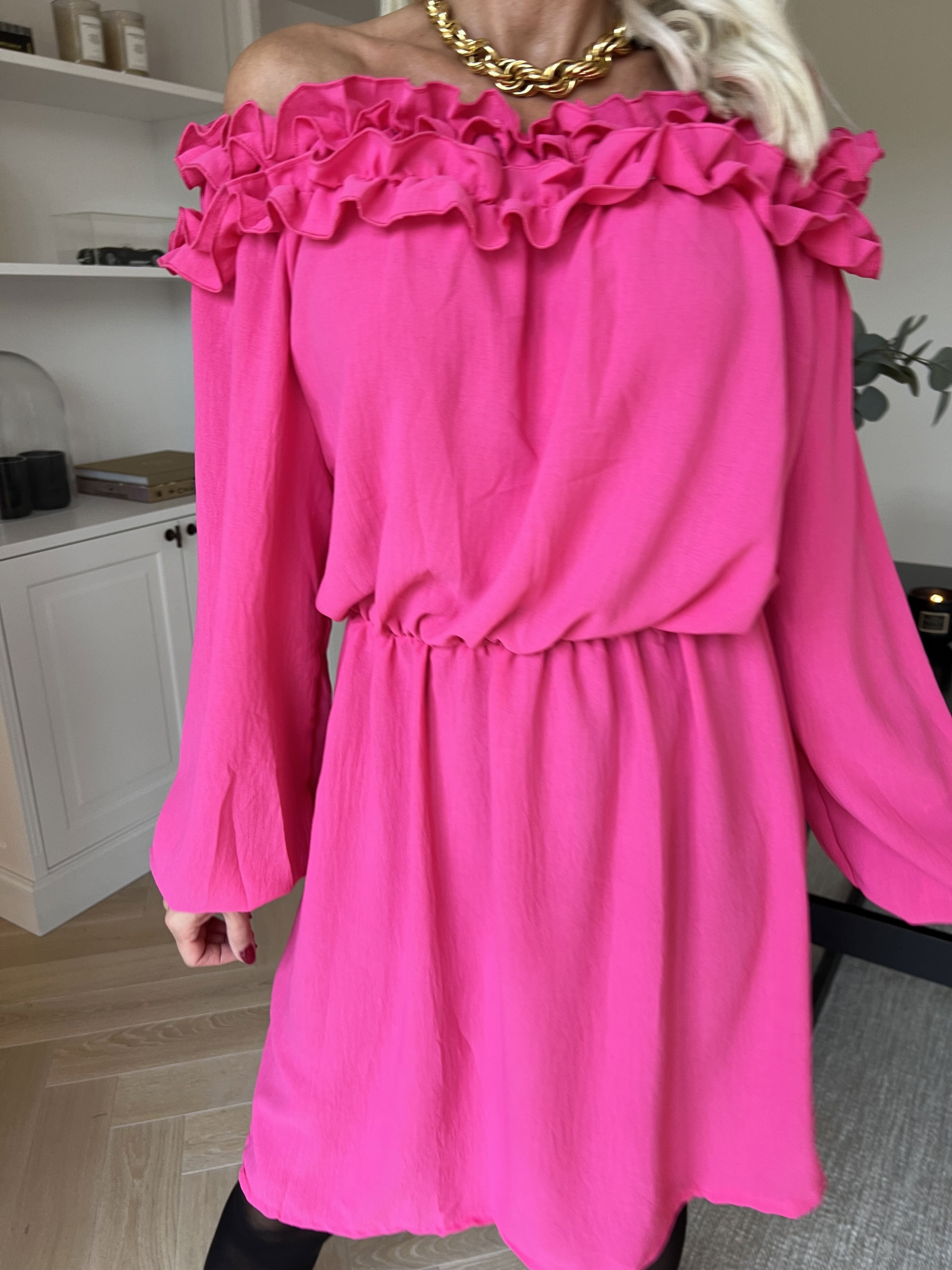 Chili Fitted Dress - Söt klänning med volangkant och resår i midjan