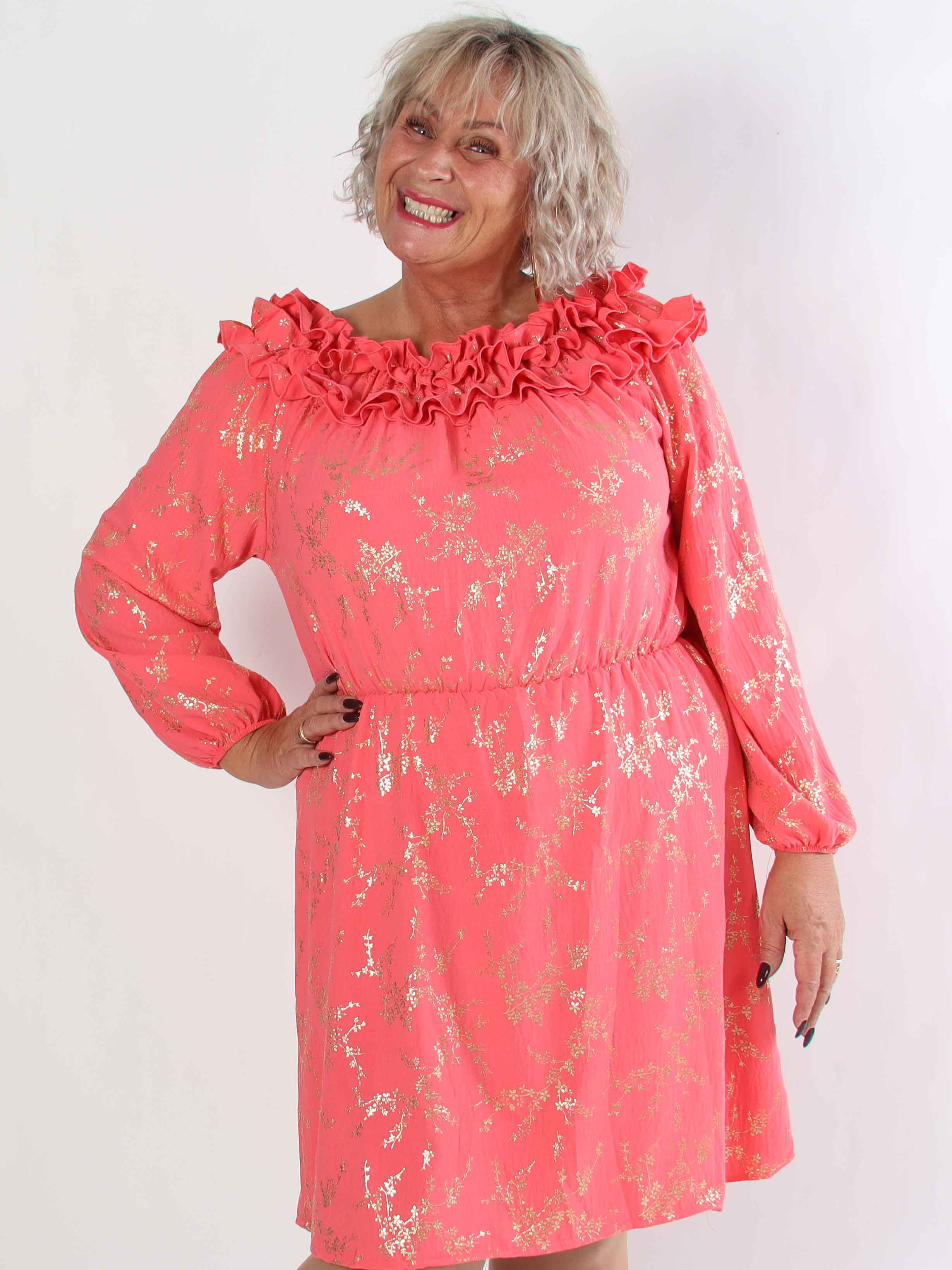 Chili Gold Fitted Dress - Plus size klänning i guldtryck med volangkant och resår i midjan
