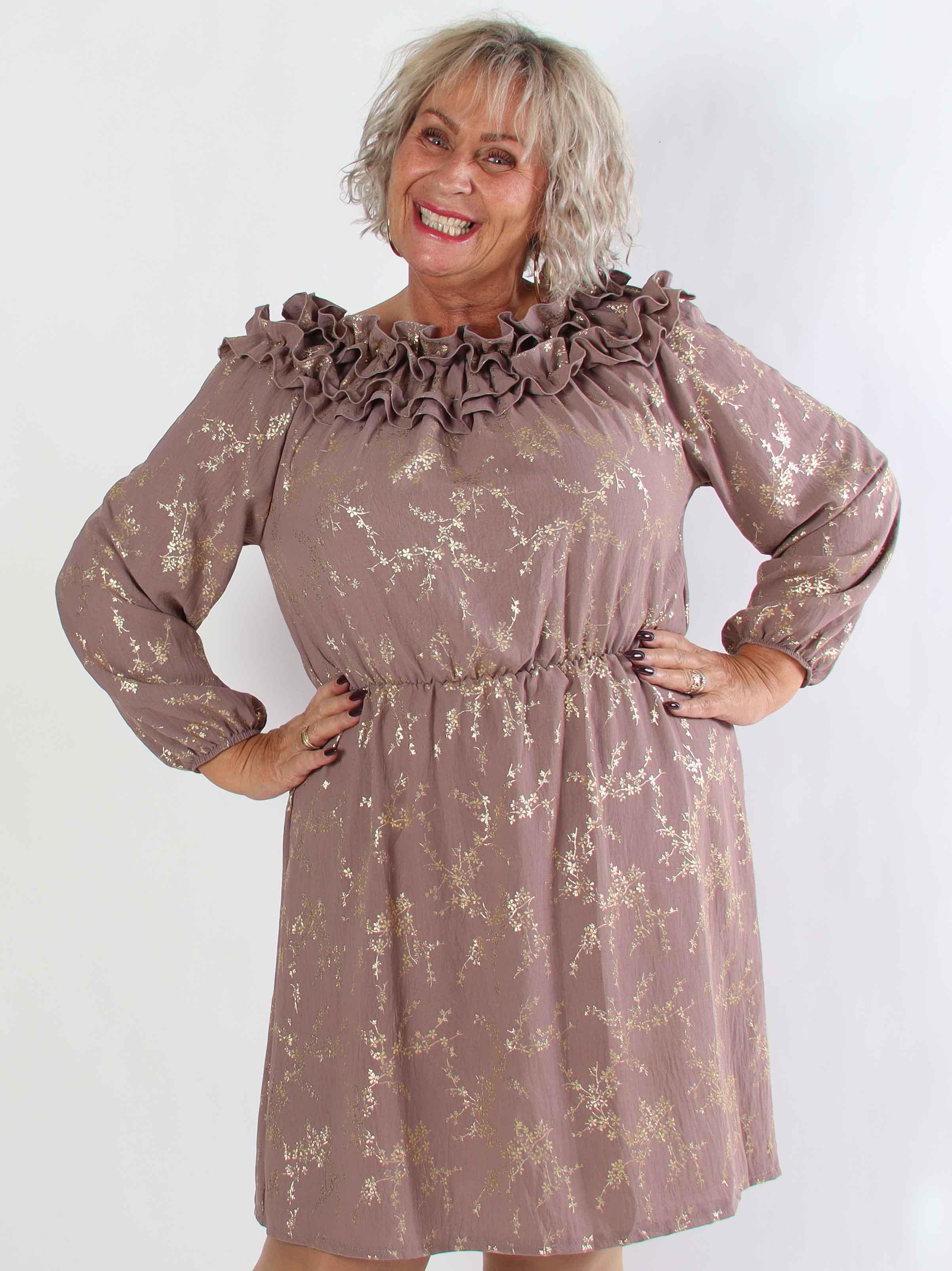 Chili Gold Fitted Dress - Plus size klänning i guldtryck med volangkant och resår i midjan