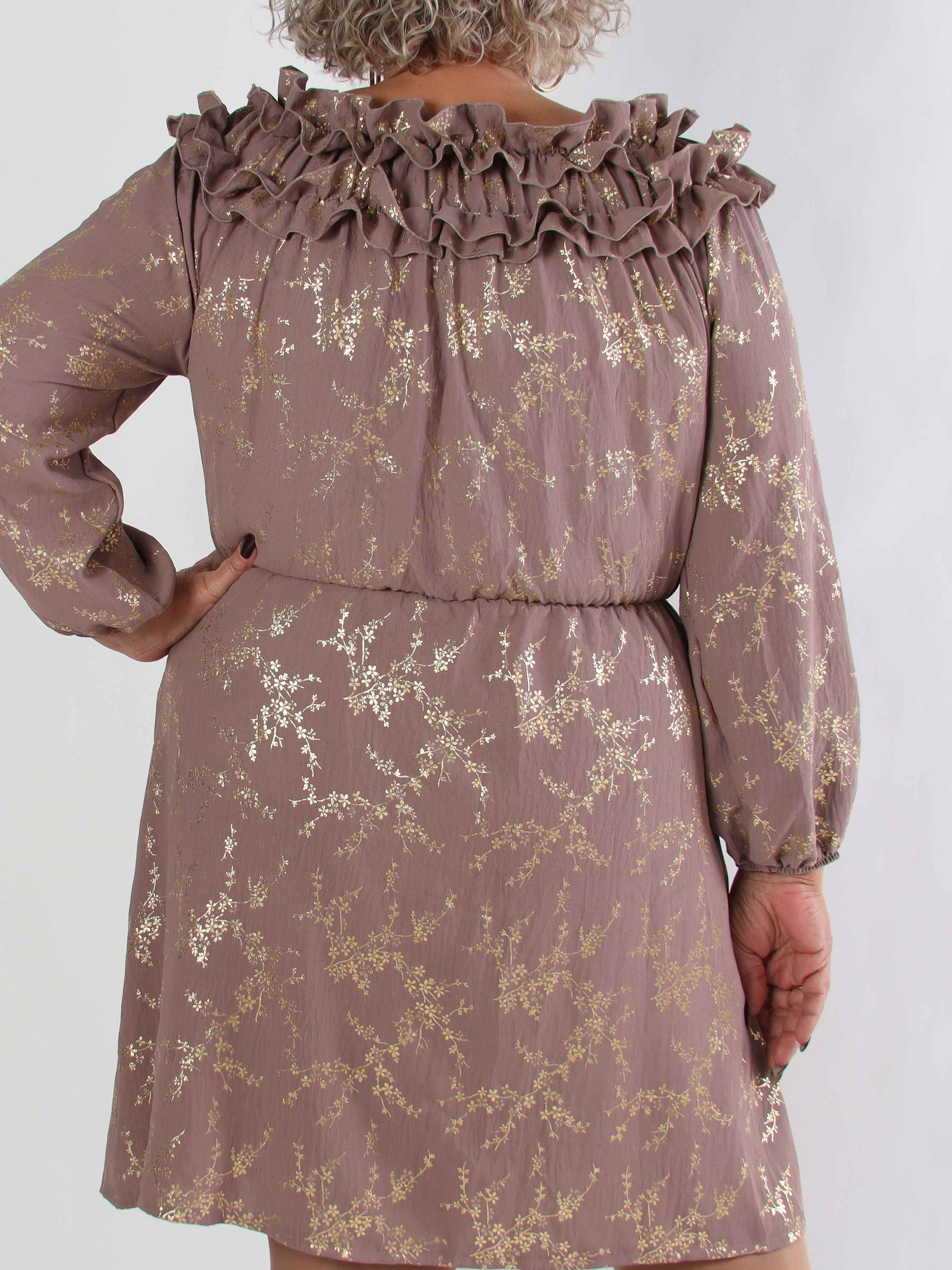 Chili Gold Fitted Dress - Plus size klänning i guldtryck med volangkant och resår i midjan