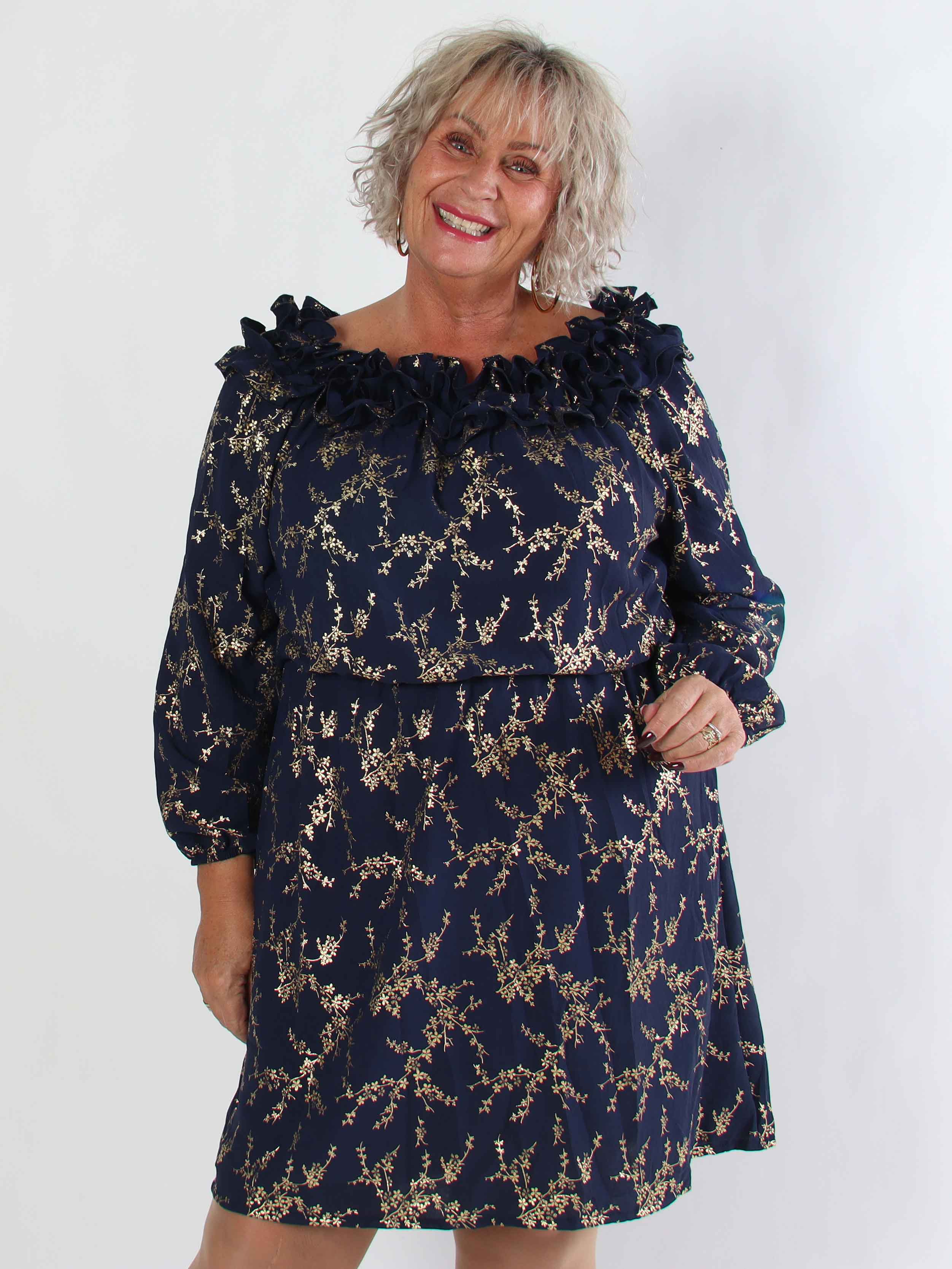 Chili Gold Fitted Dress - Plus size klänning i guldtryck med volangkant och resår i midjan