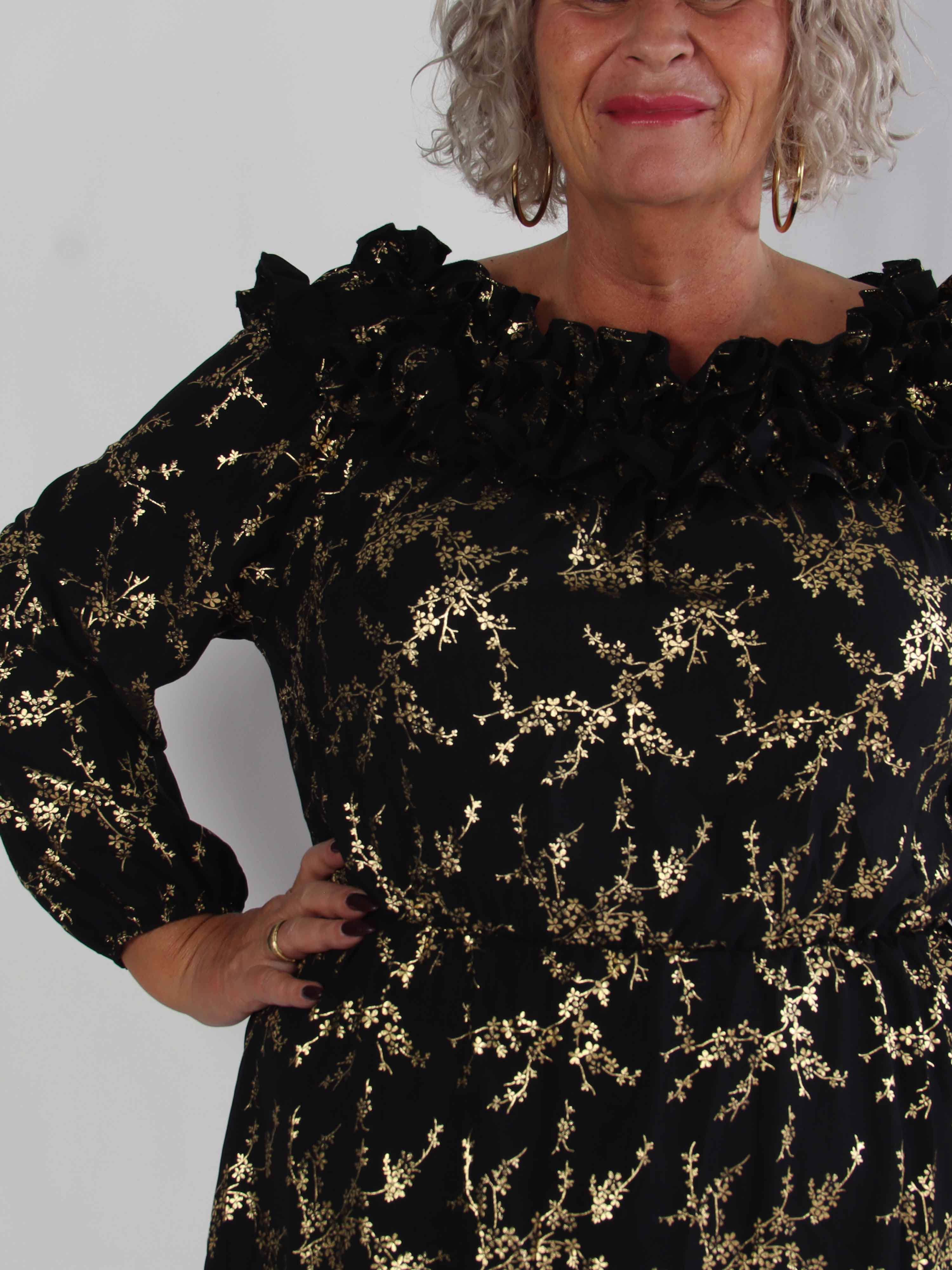 Chili Gold Fitted Dress - Plus size klänning i guldtryck med volangkant och resår i midjan