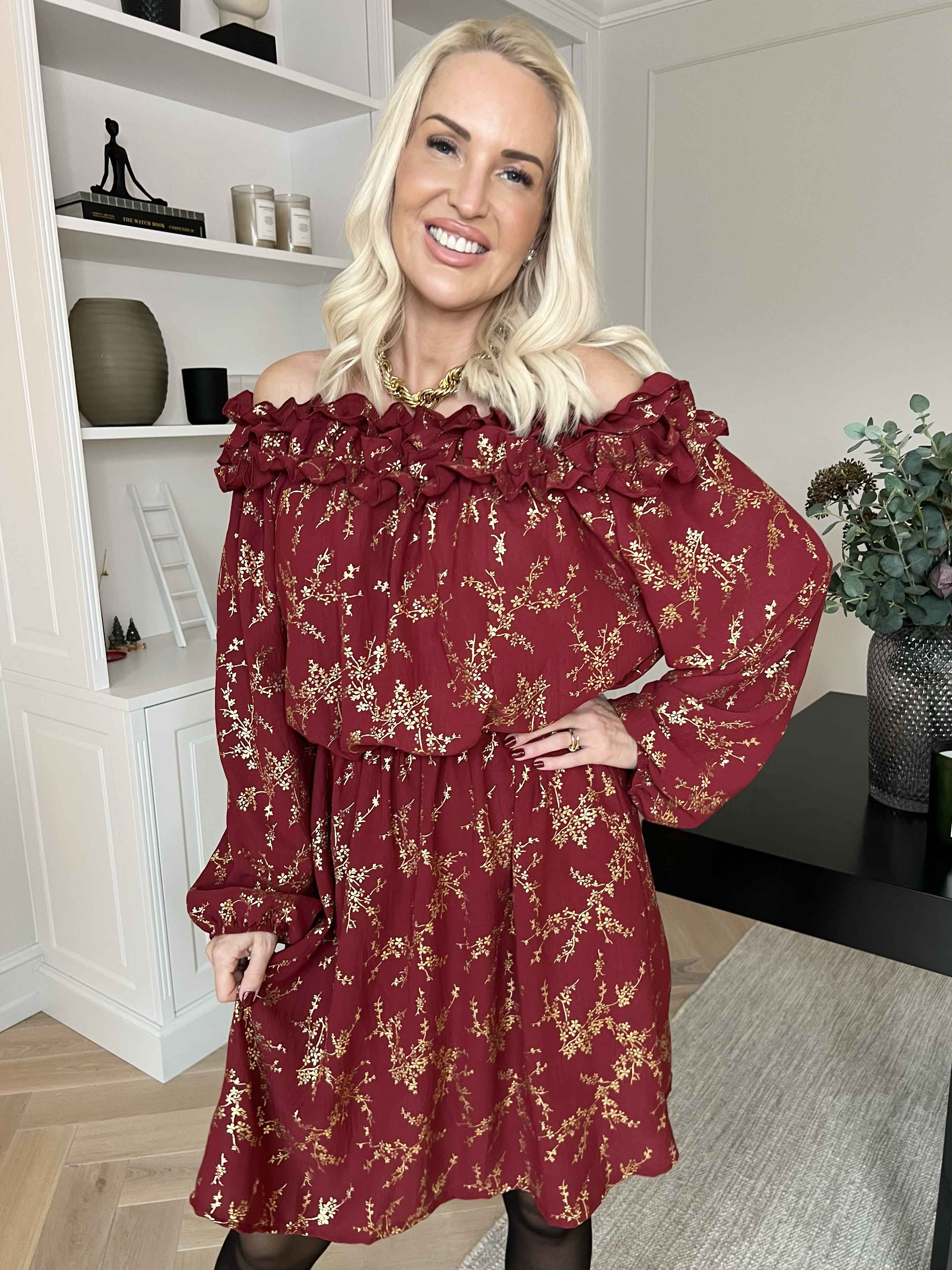 Chili Gold Fitted Dress - Klänning i guldtryck med volangkant och resår i midjan