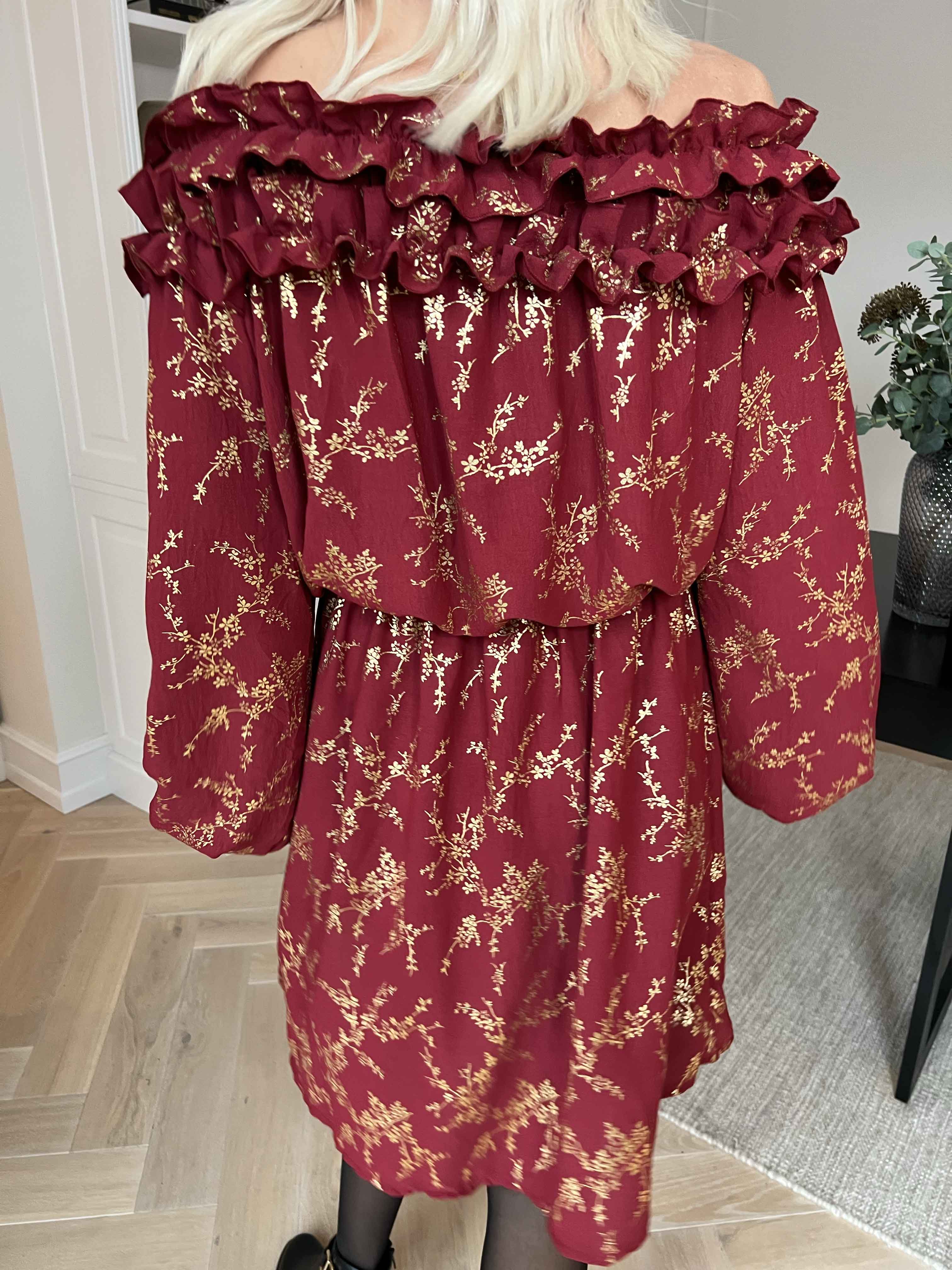 Chili Gold Fitted Dress - Klänning i guldtryck med volangkant och resår i midjan