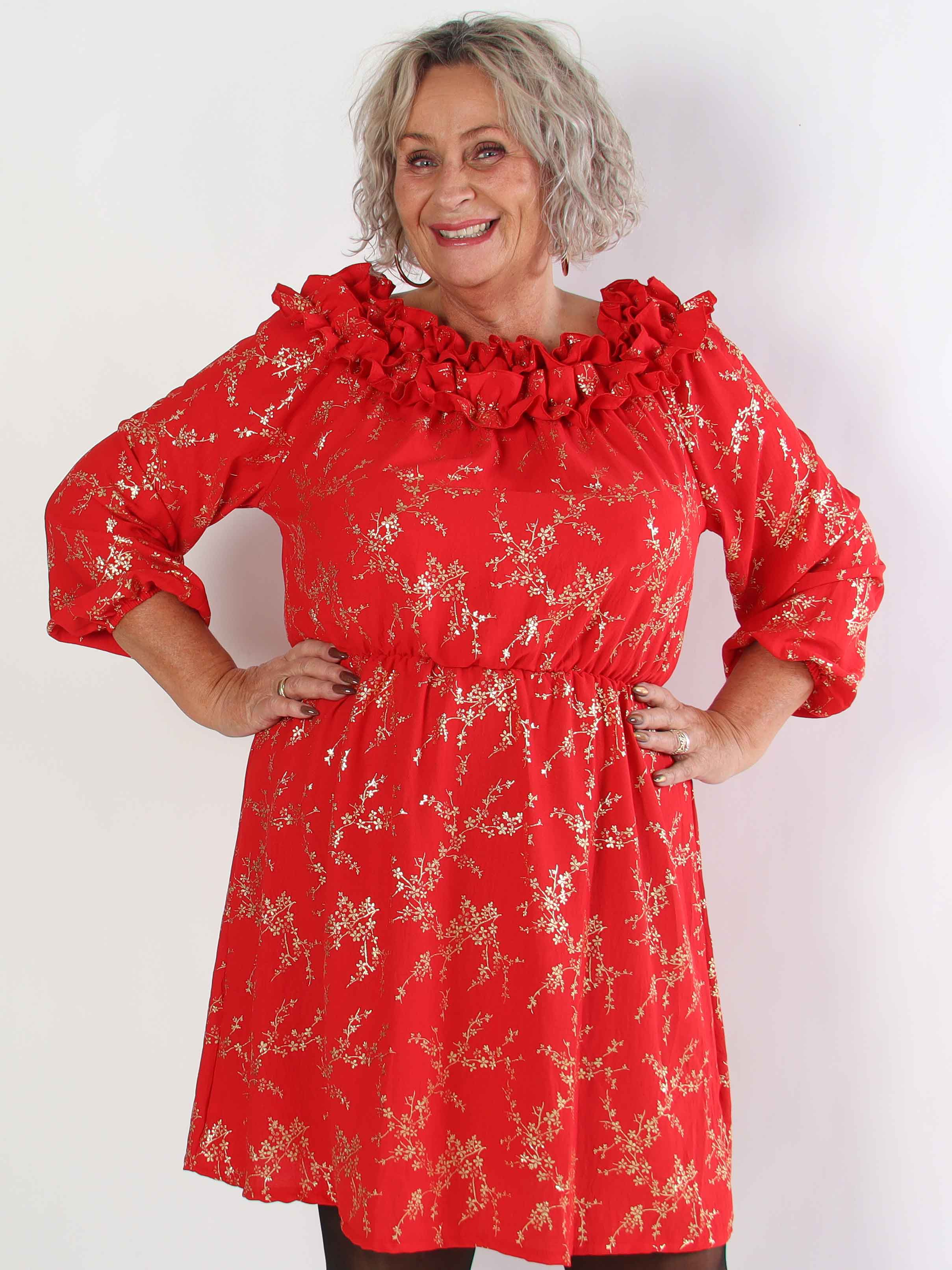 Chili Gold Fitted Dress - Plus size klänning i guldtryck med volangkant och resår i midjan