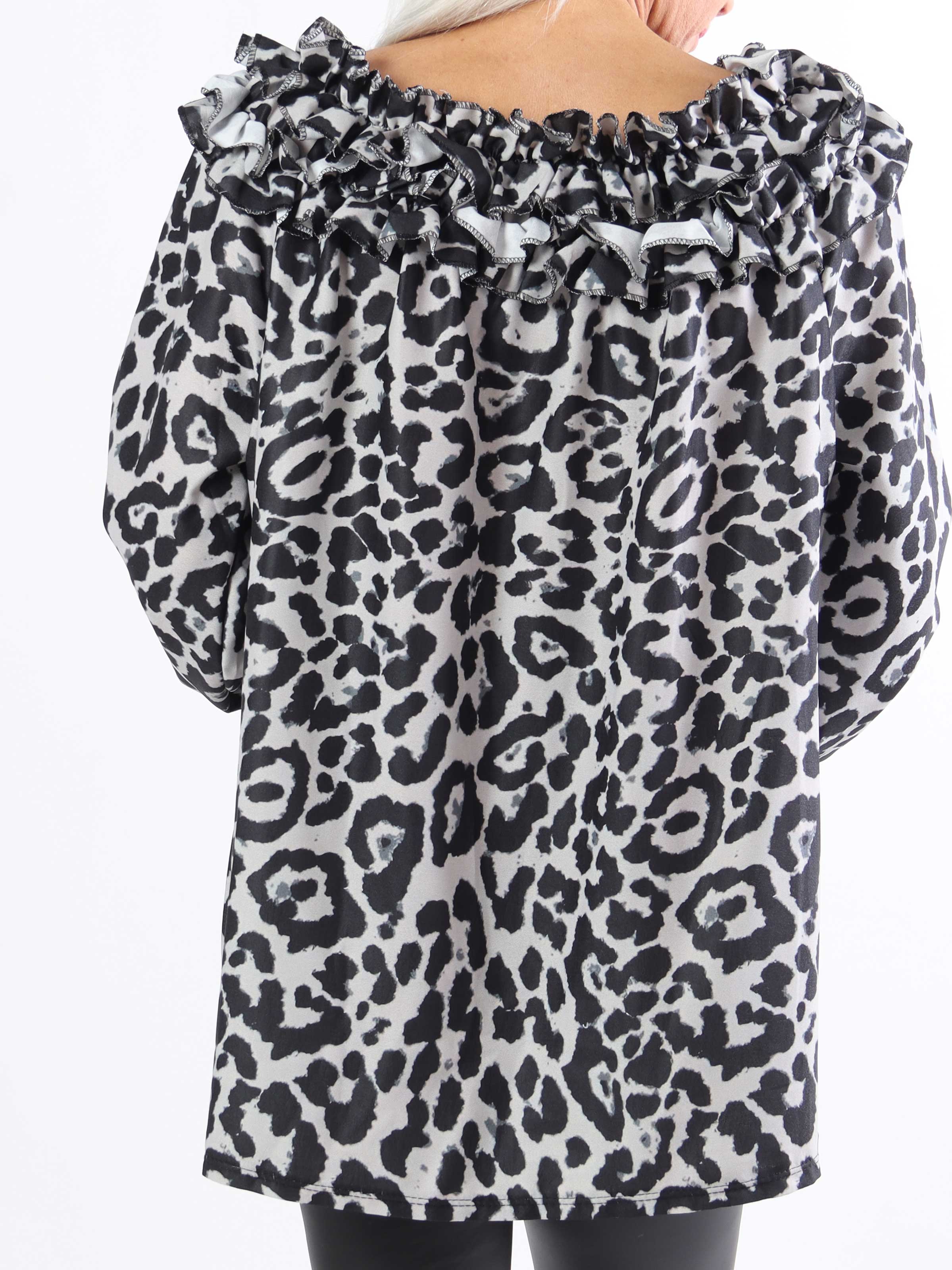 Chili Leo - Plus size-tunika i leopardmönster med volang i halsringningen