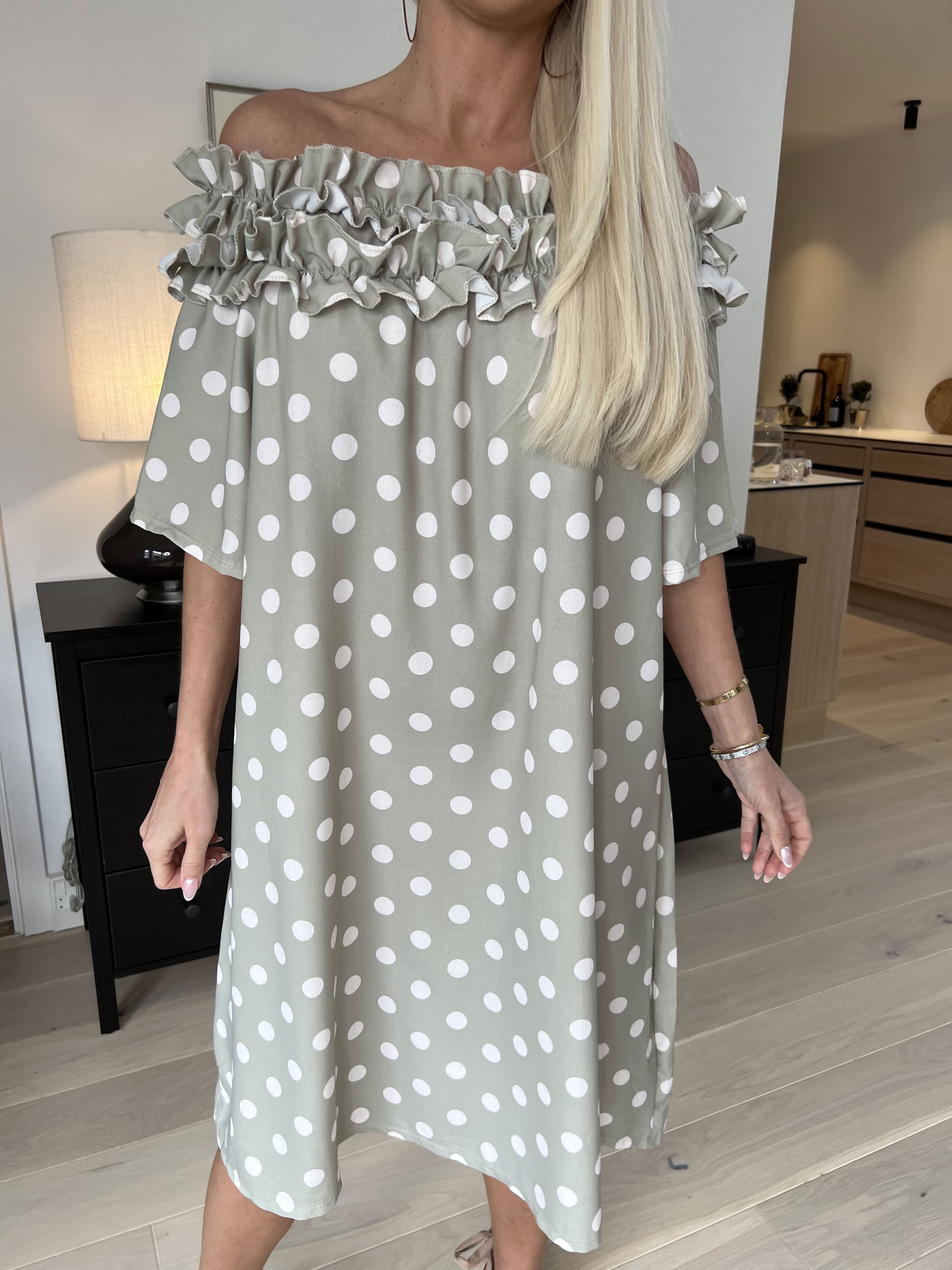 Chili Sleeveless Dress Dot - Klänning med prickar och volanger
