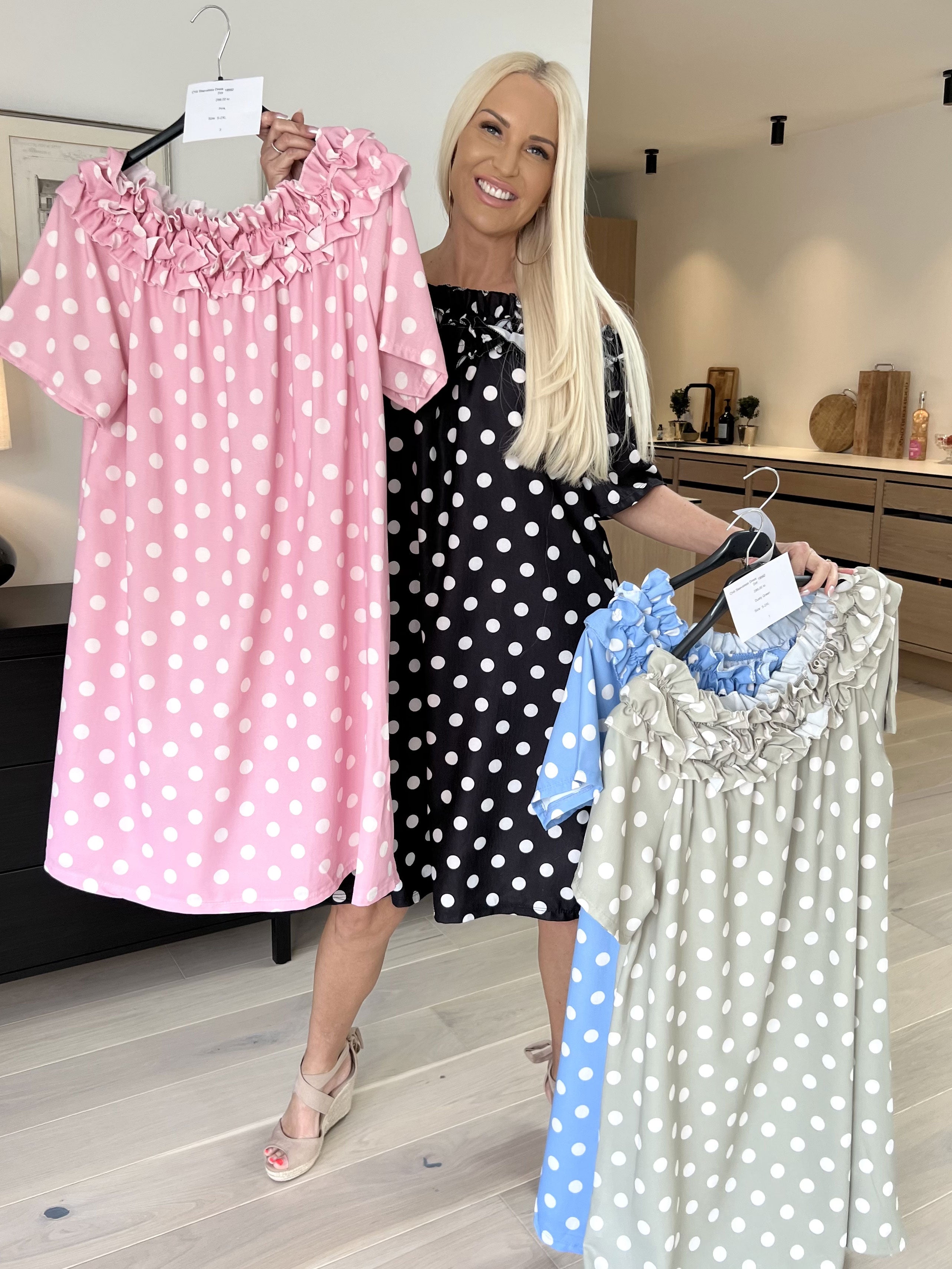Chili Sleeveless Dress Dot - Klänning med prickar och volanger