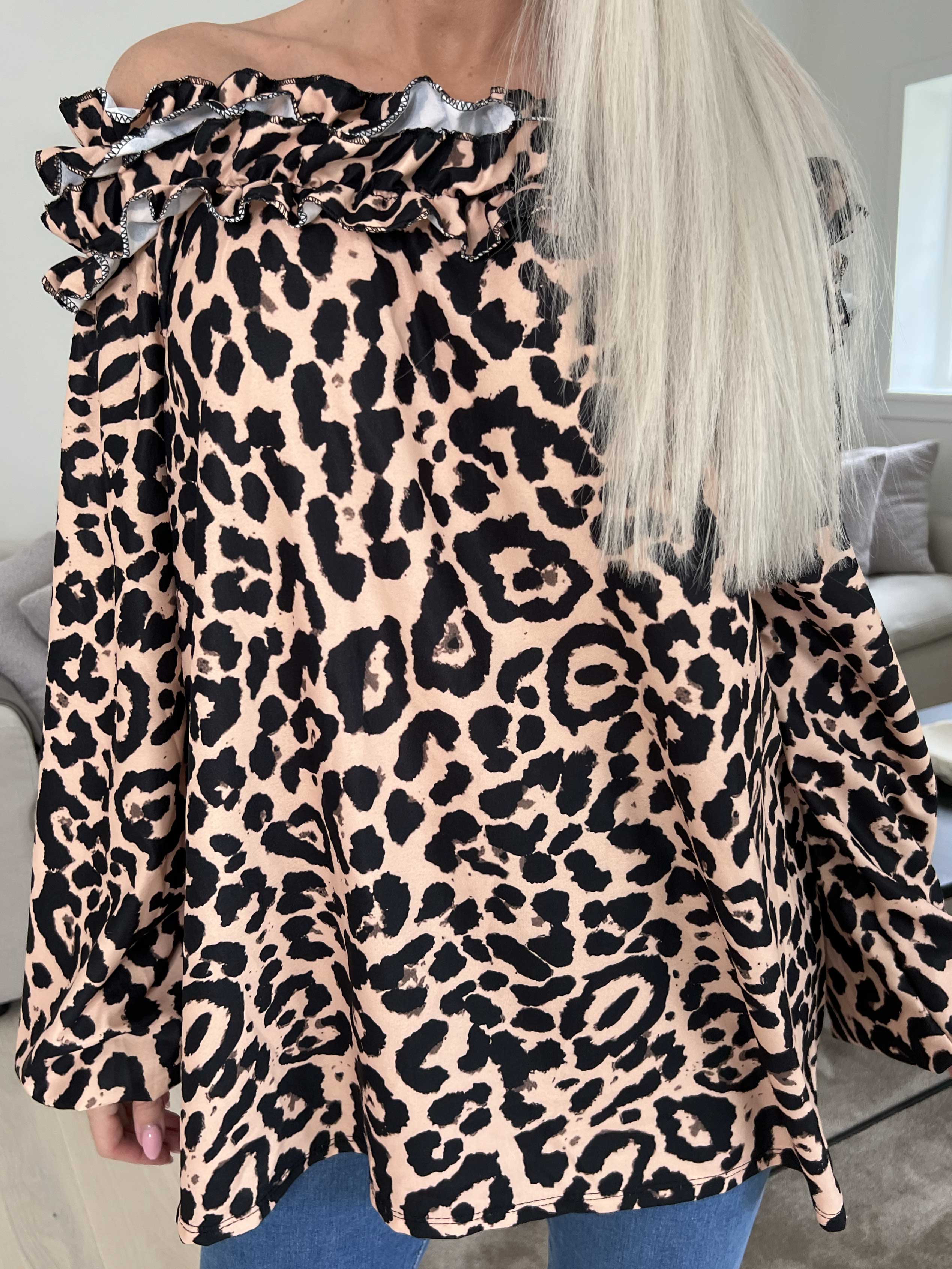 Chili Leo - Finaste tunika med leopardmönster och volangringning
