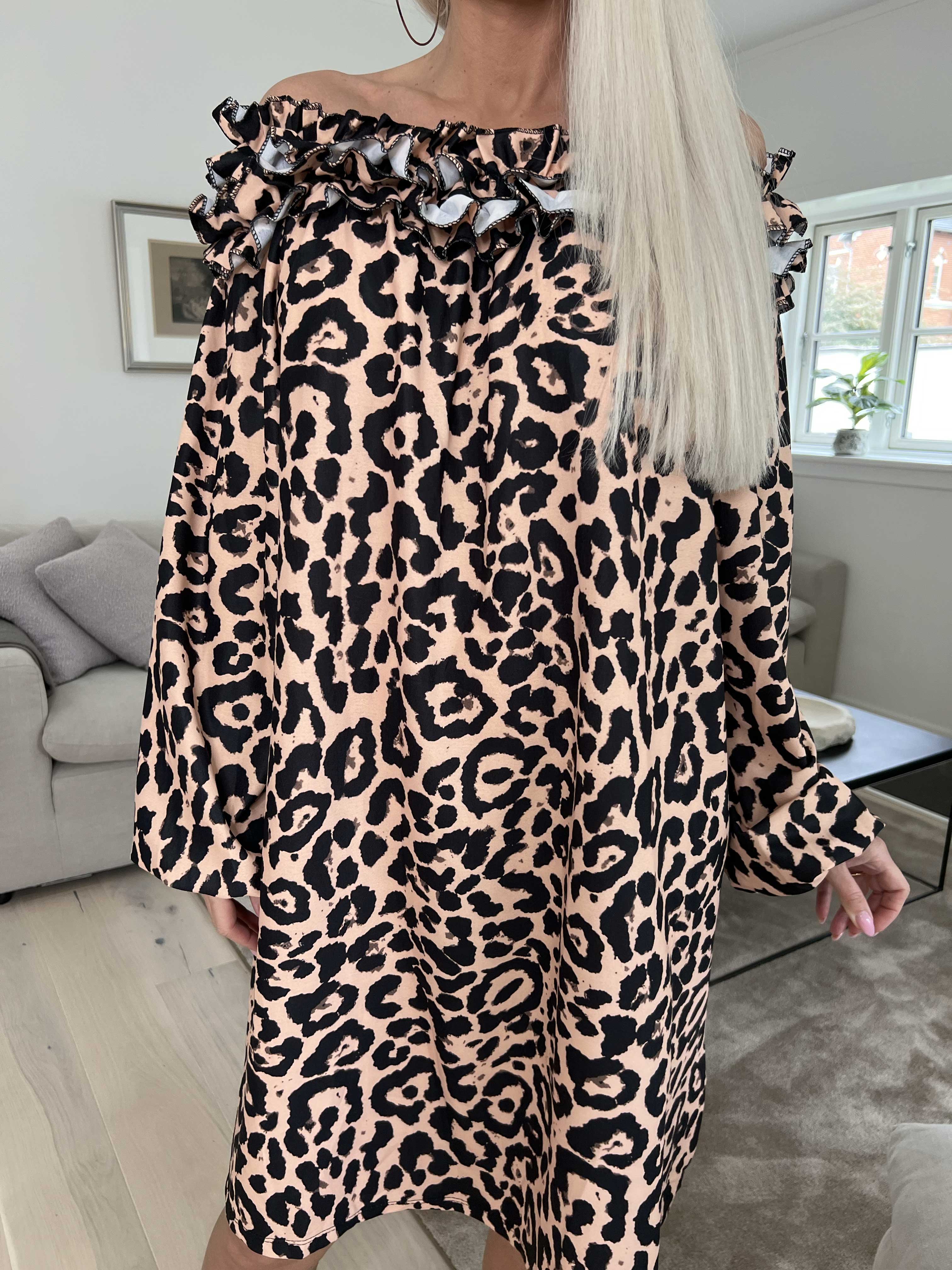 Chili Leo Dress - Leopardmönstrad klänning med volang i halsringningen