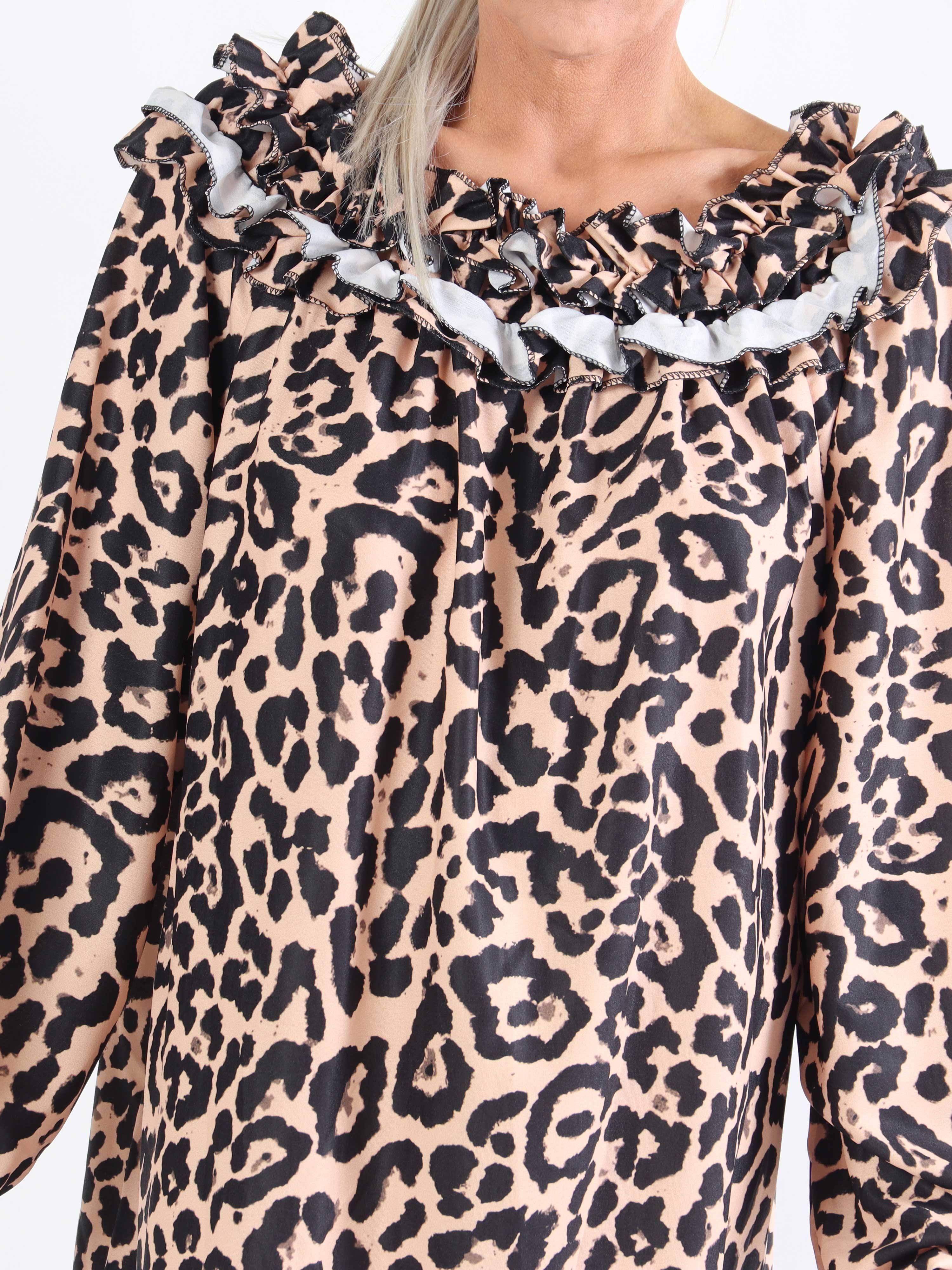 Chili Leo Dress - Leopardmönstrad klänning i plus size med volangringning