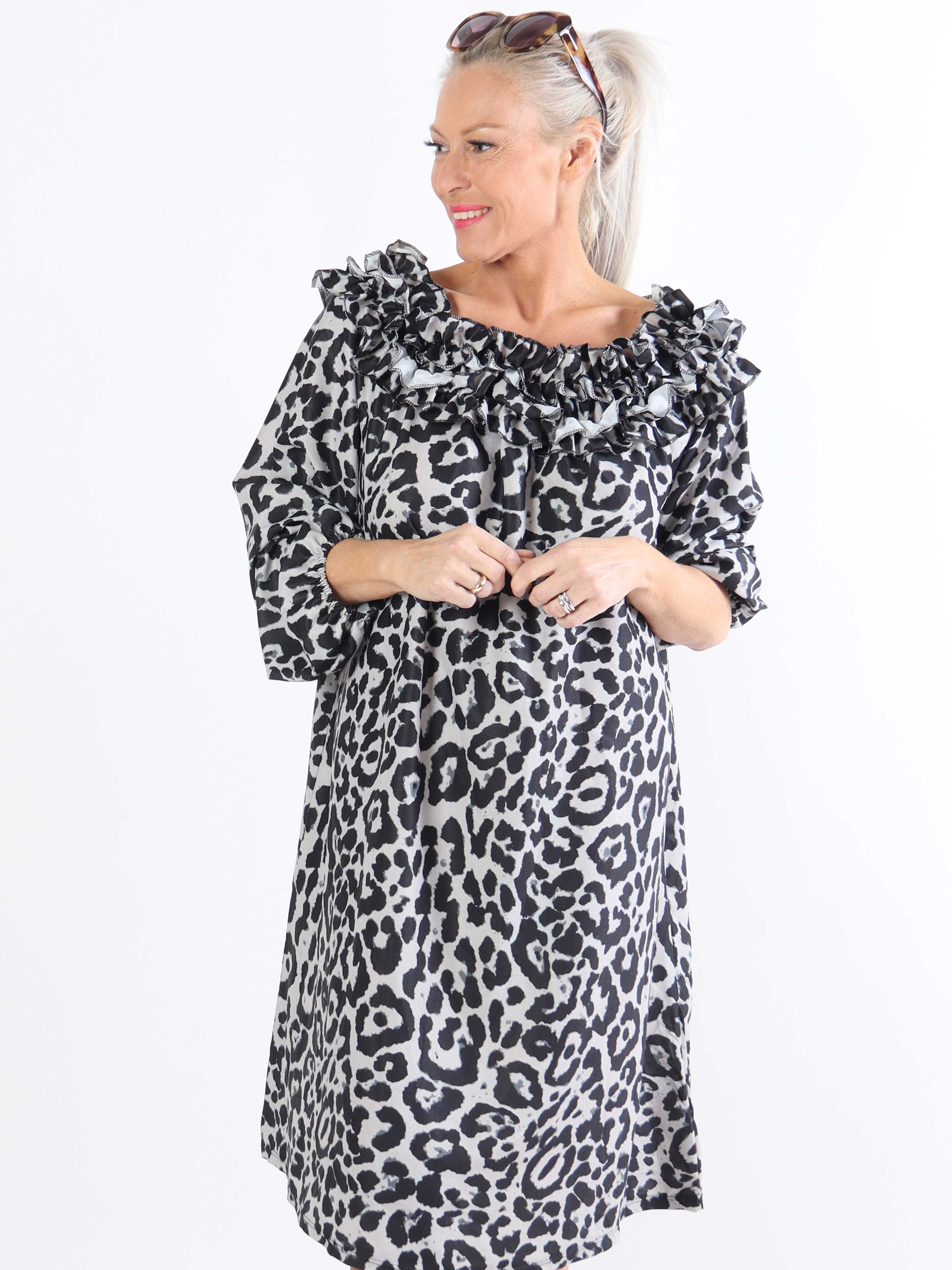Chili Leo Dress - Leopardmönstrad klänning i plus size med volangringning
