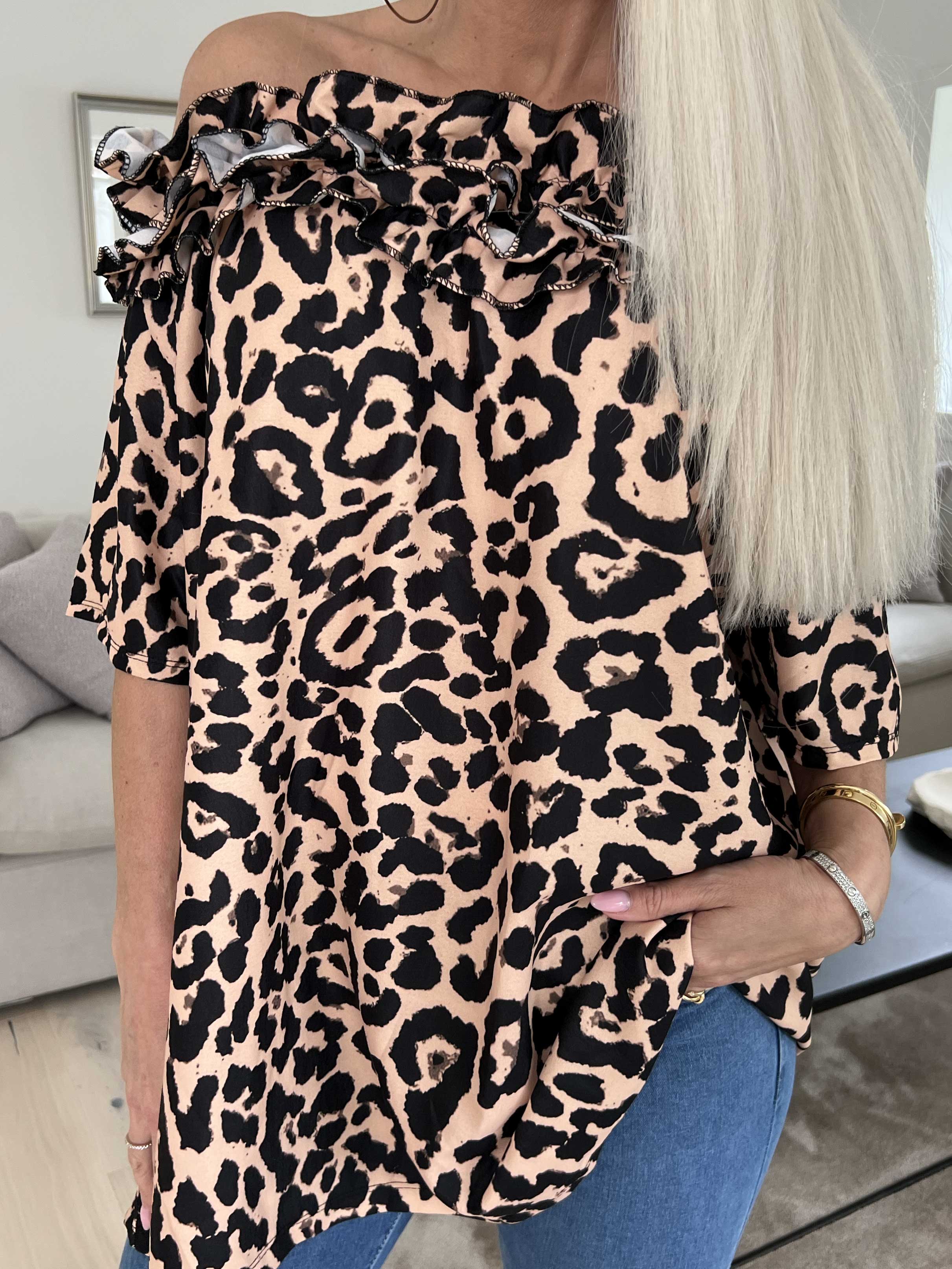 Chili Leo Sleeveless - Leopardmönstrad tunika med volanghalsringning