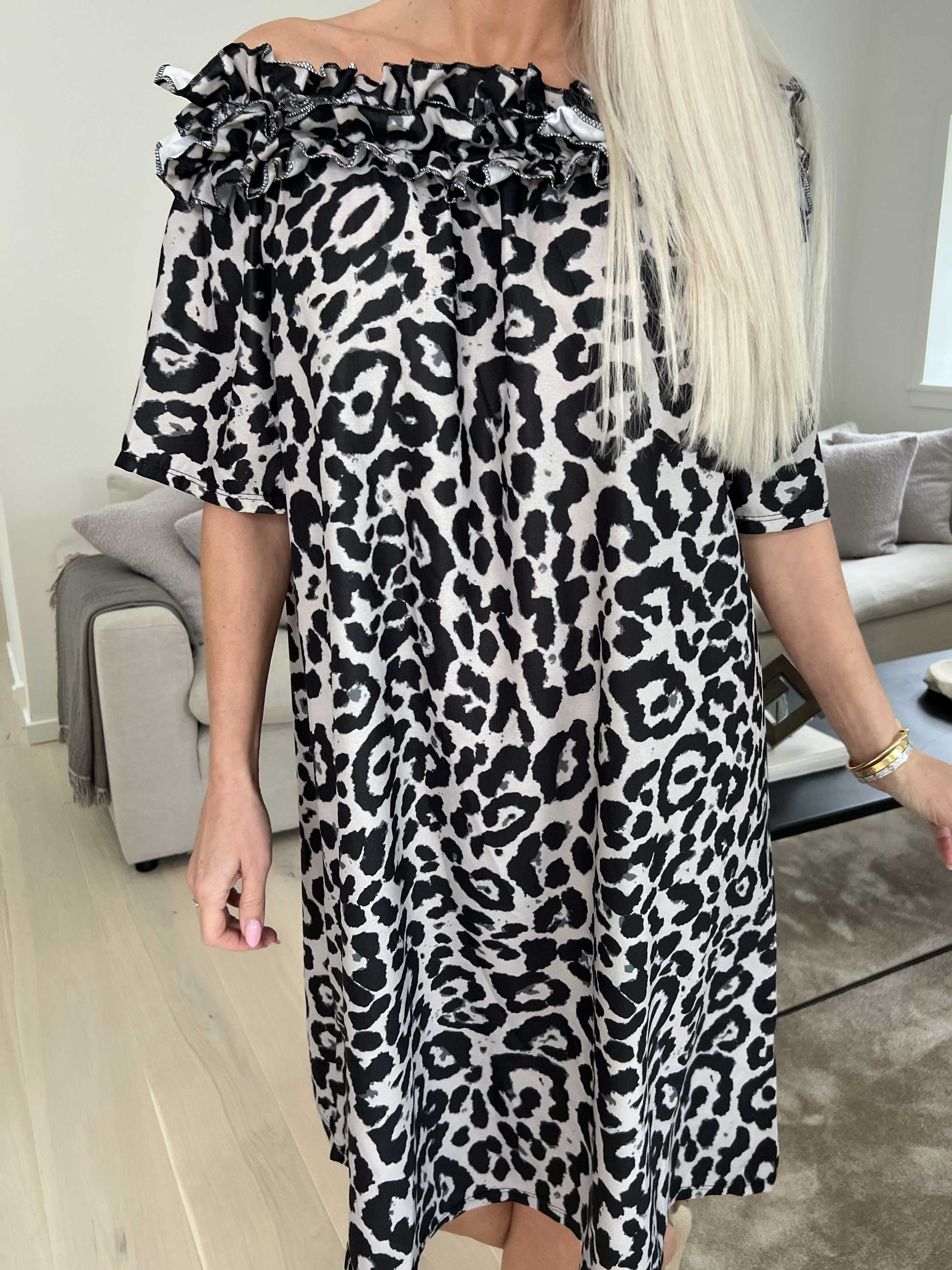 Chili Leo Sleeveless Dress - Leopardmönstrad klänning med volang i halsringningen