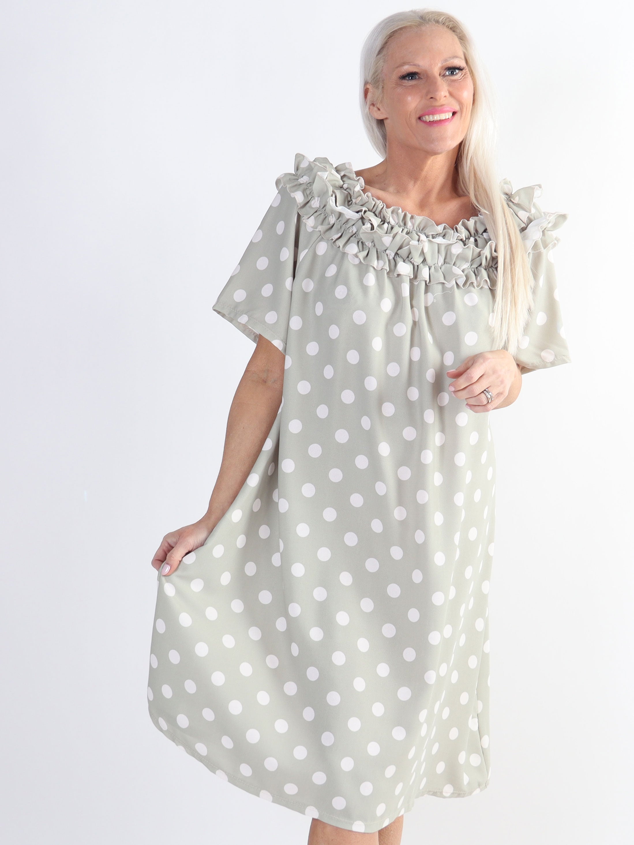 Chili Sleeveless Dress Dot - Plus size-klänning med prickar och volanger