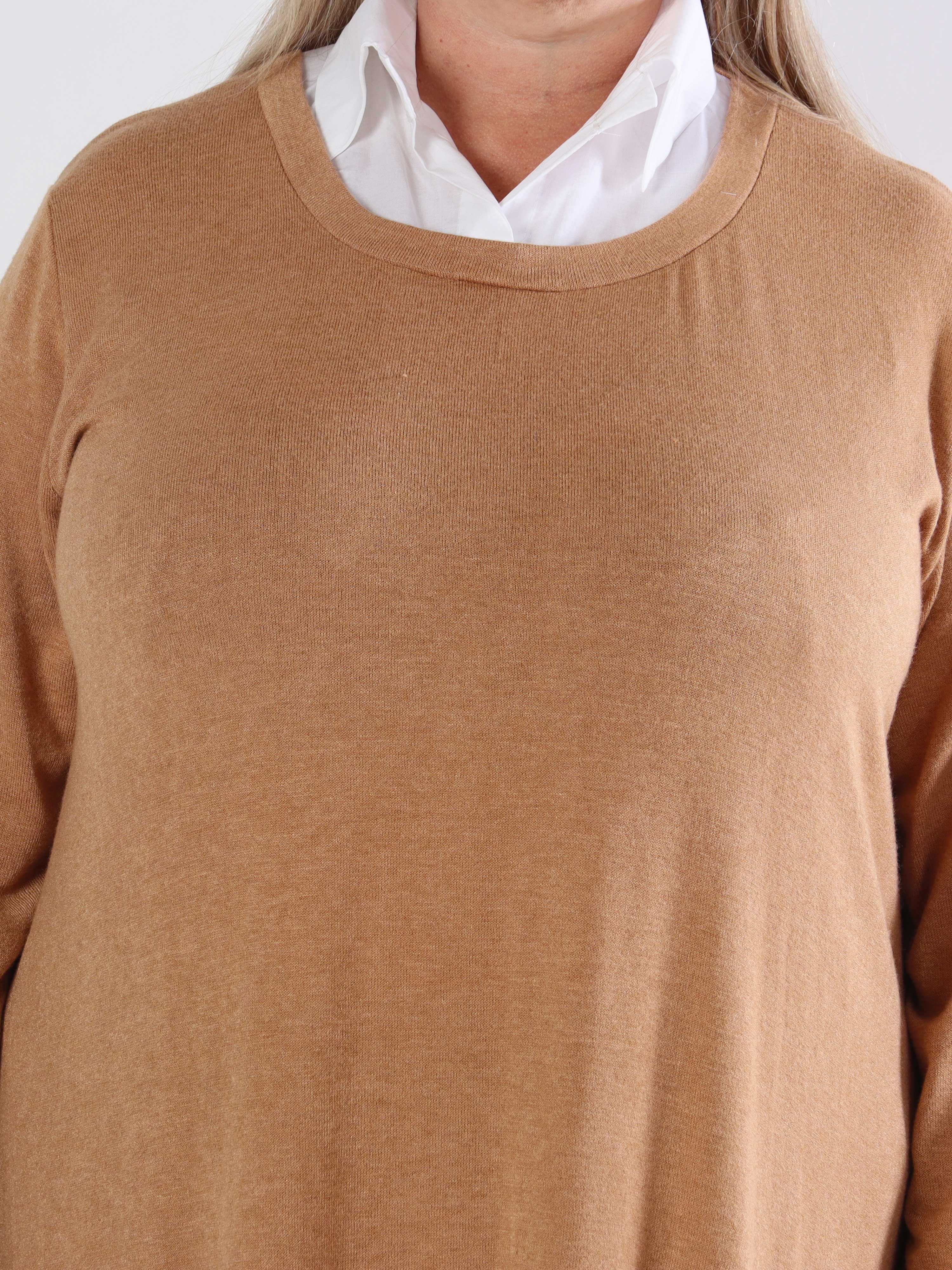 Clarita - Mjuk stickad blus i plus size med vit skjortkrage