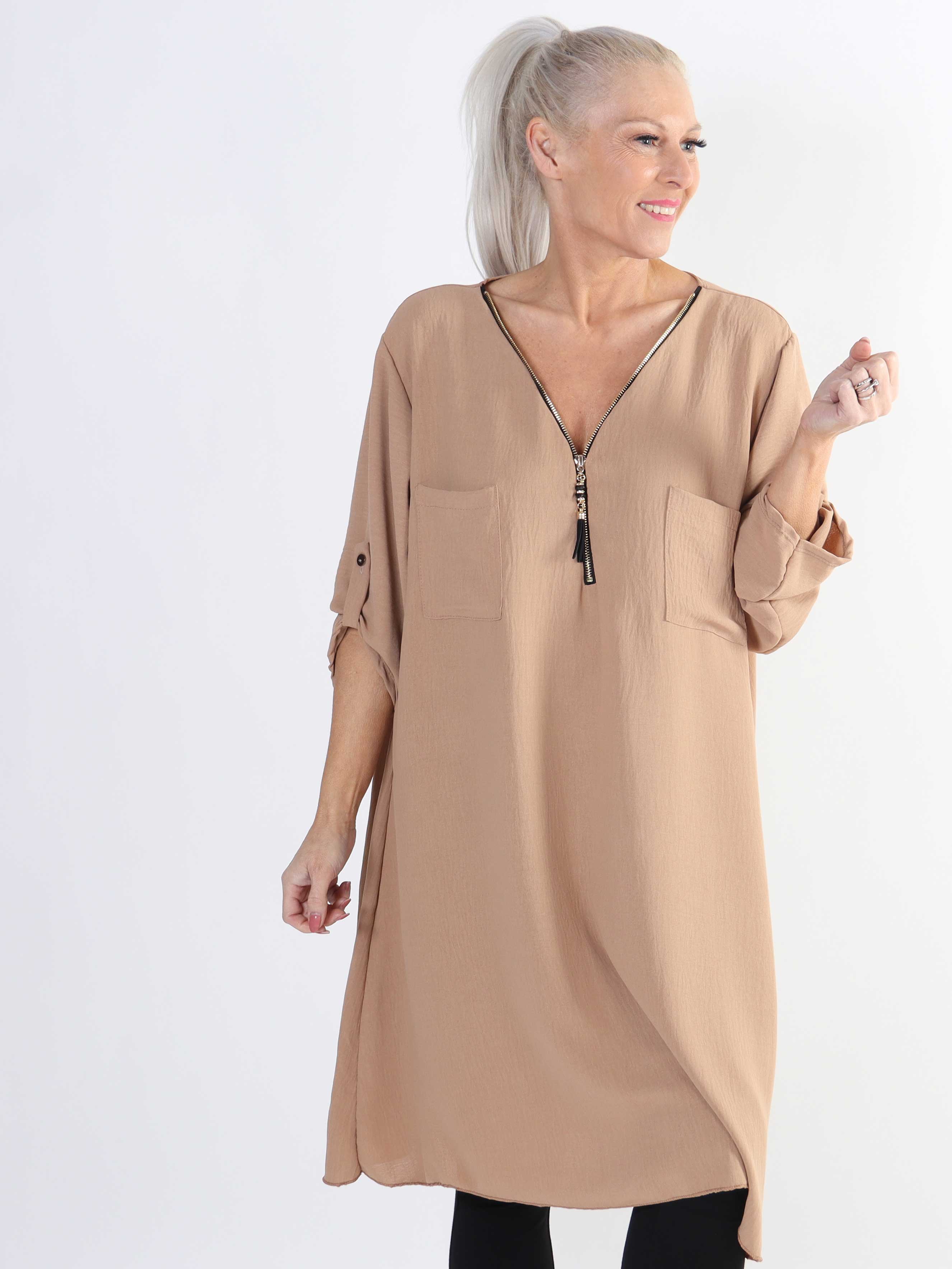 Claudia Dress - Tunikaklänning i plus size med dragkedja och fickor - Black