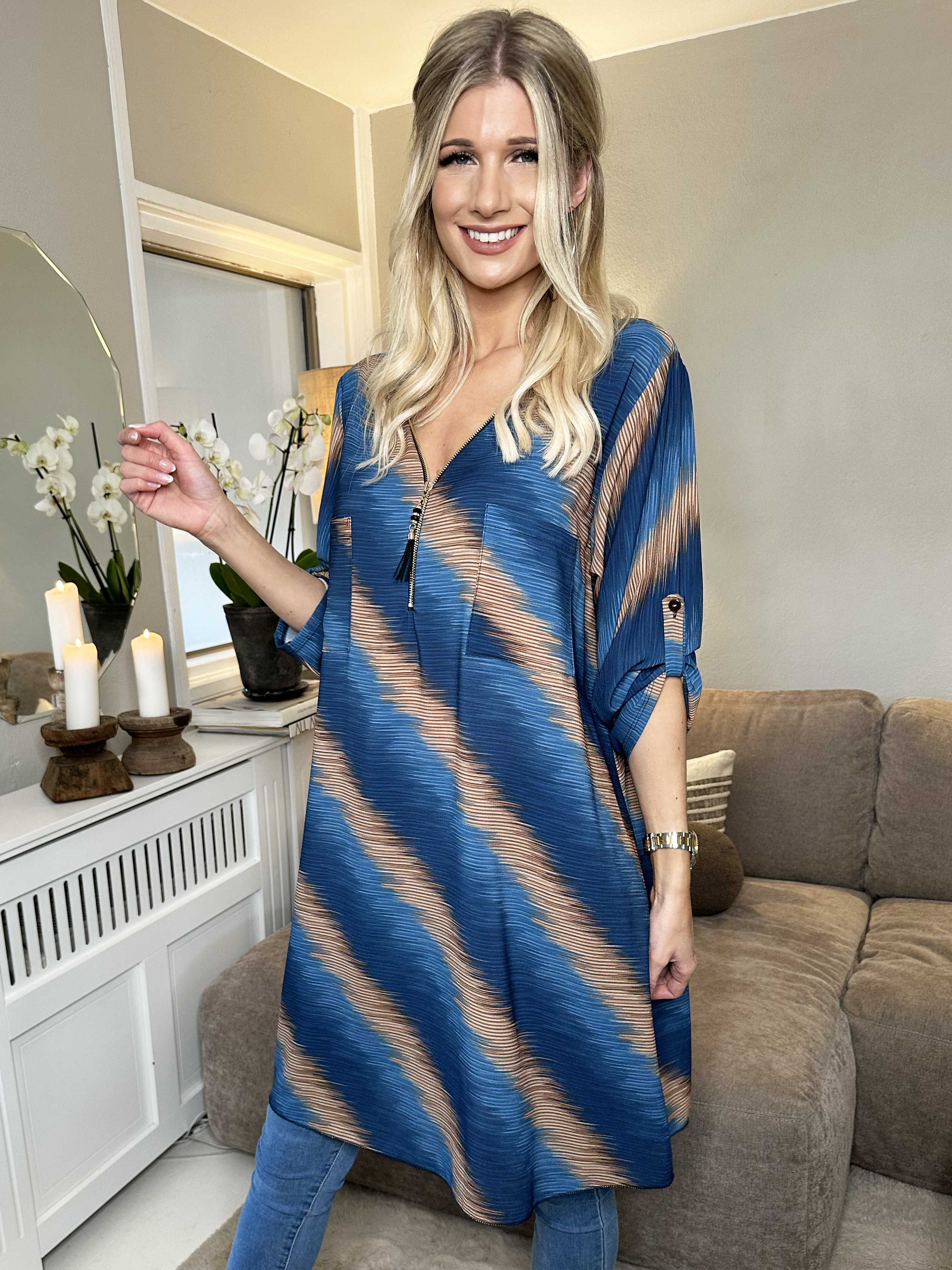 Claudia Stripe Dress - Tunikaklänning med tryck och dragkedja