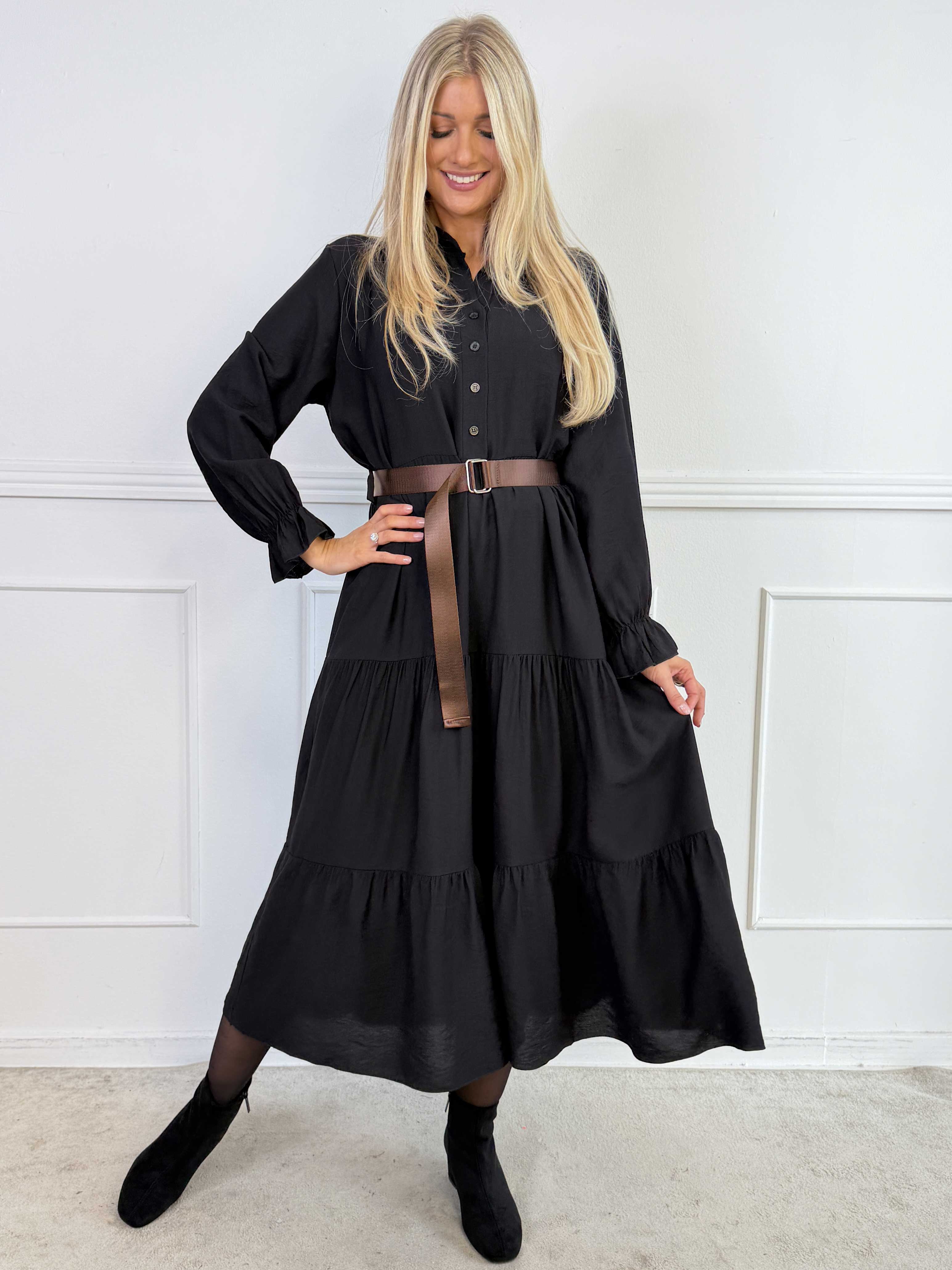 Clemence - Feminin kjole i viskose med fint lag-på-lag-look og knapper ved udskæringen