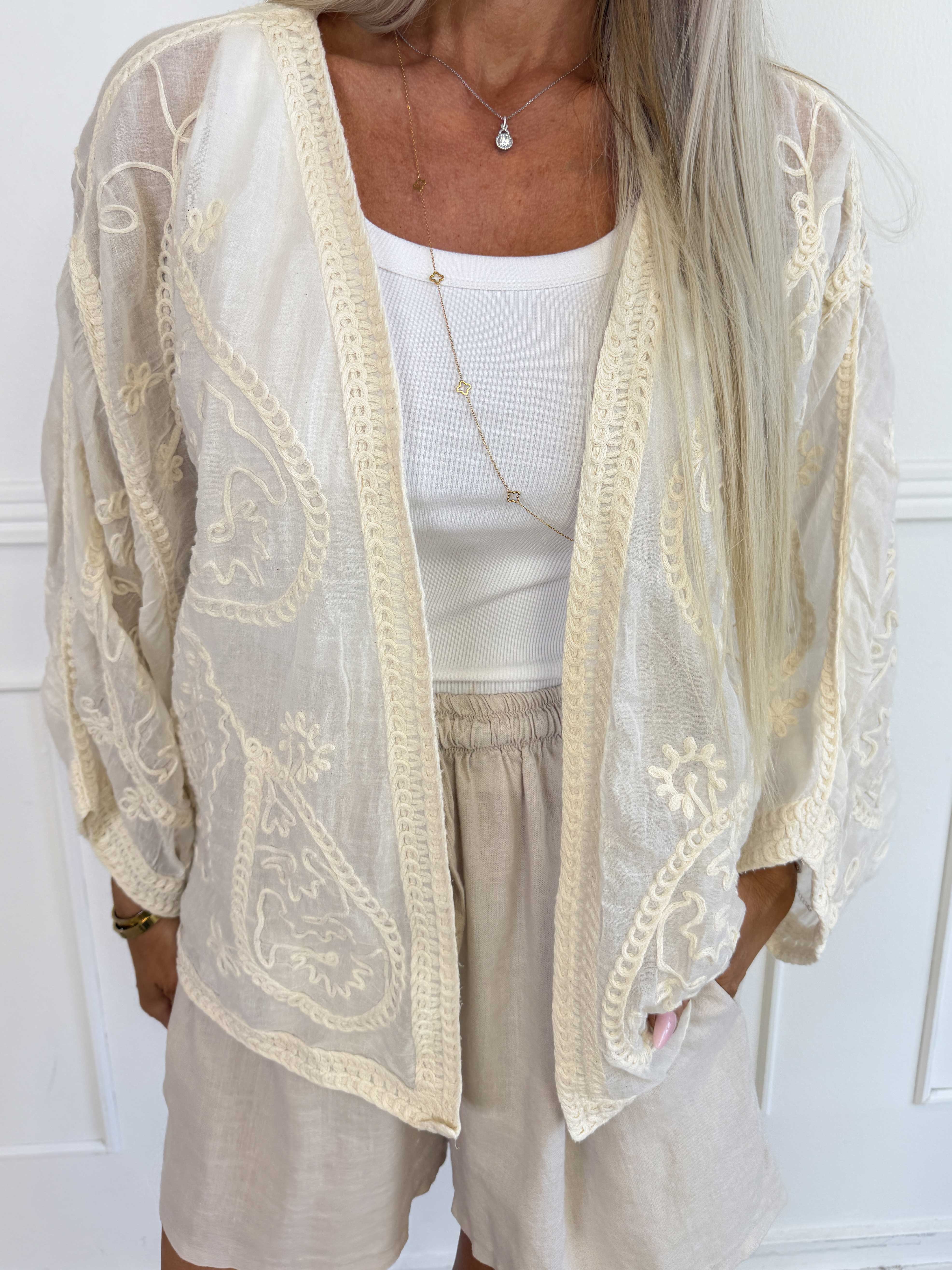 Cookie - Sød cardigan i let bomuld med fine broderede detaljer