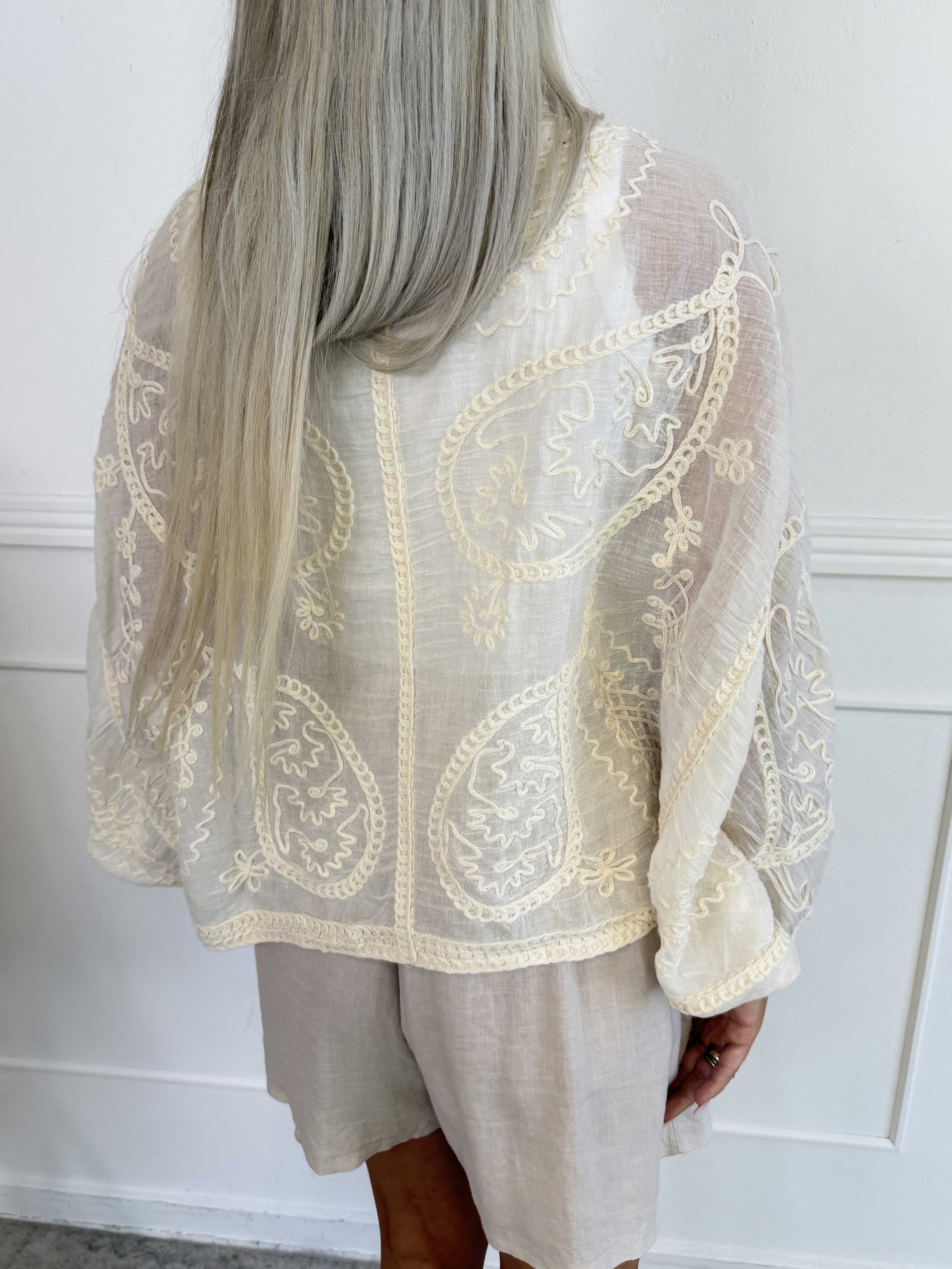 Cookie - Sød cardigan i let bomuld med fine broderede detaljer