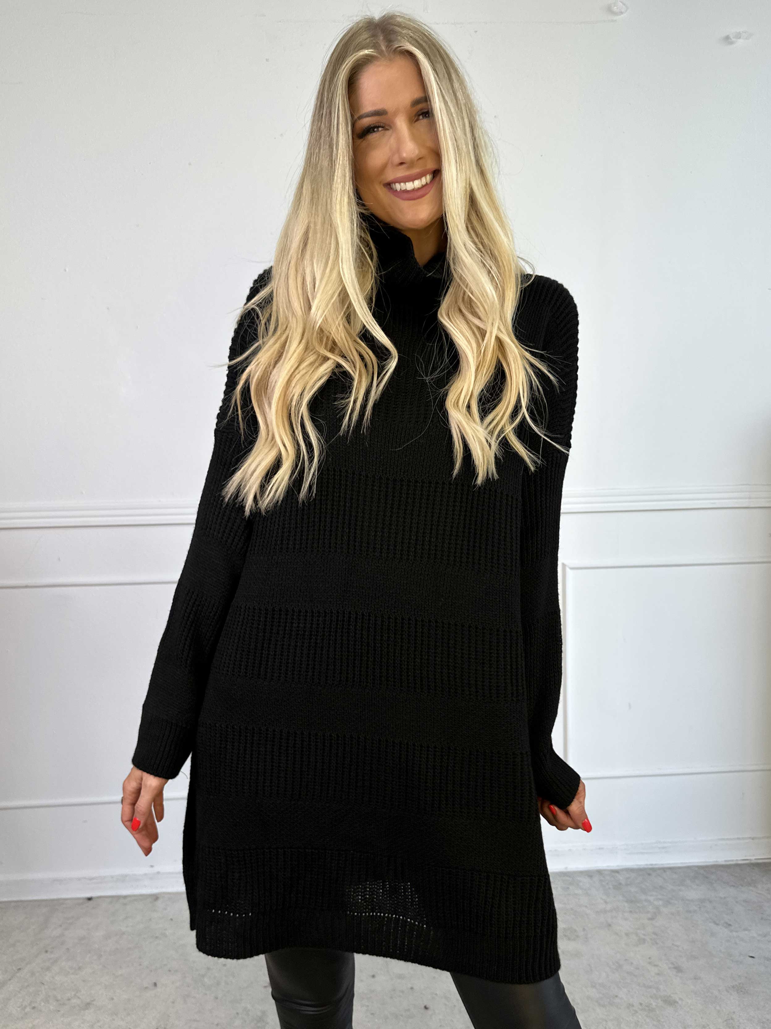 Dagmar - Stickad klänning med polokrage