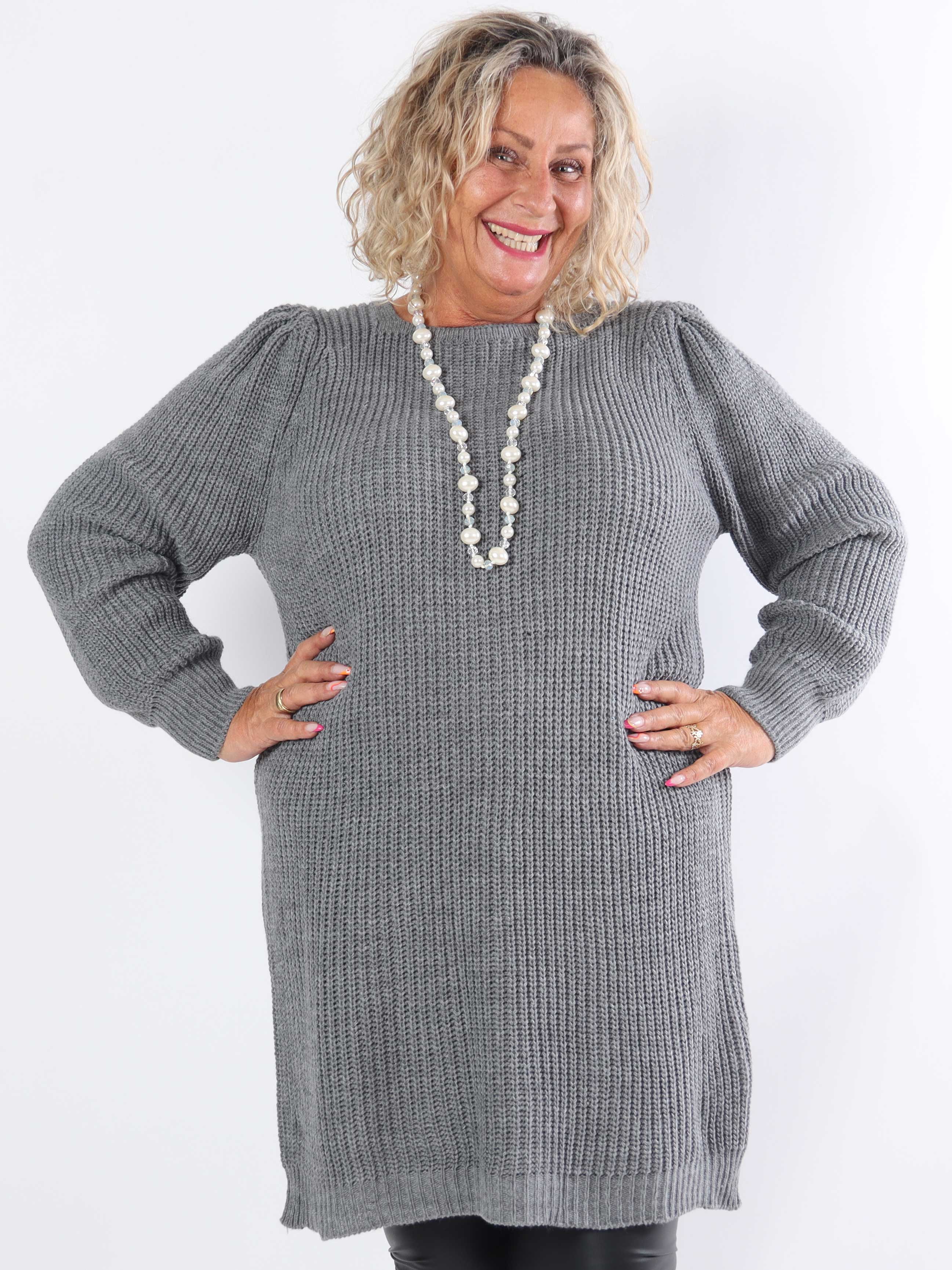 Dajana - Stickad klänning i plus size med ballongärmar