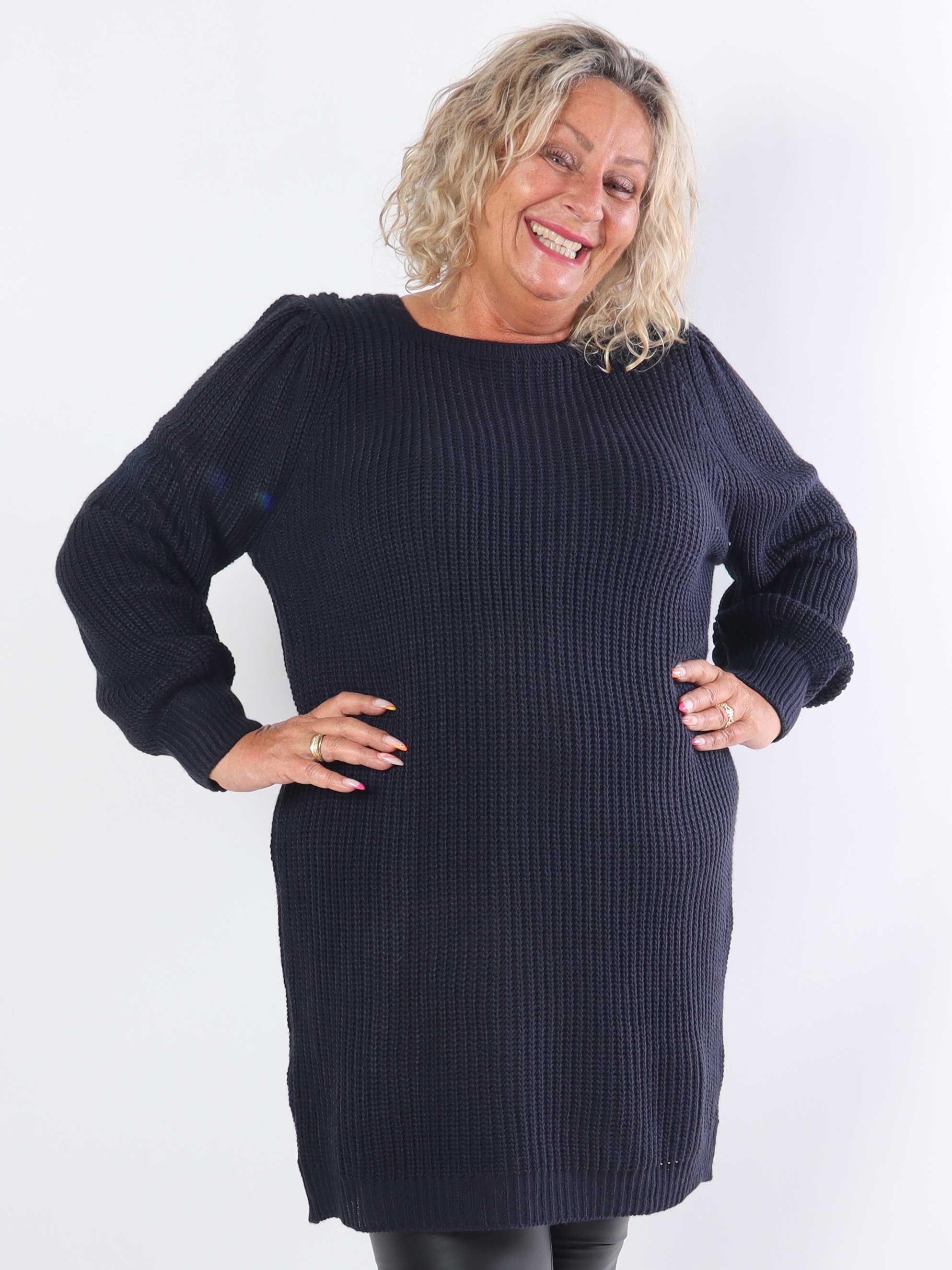 Dajana - Stickad klänning i plus size med ballongärmar