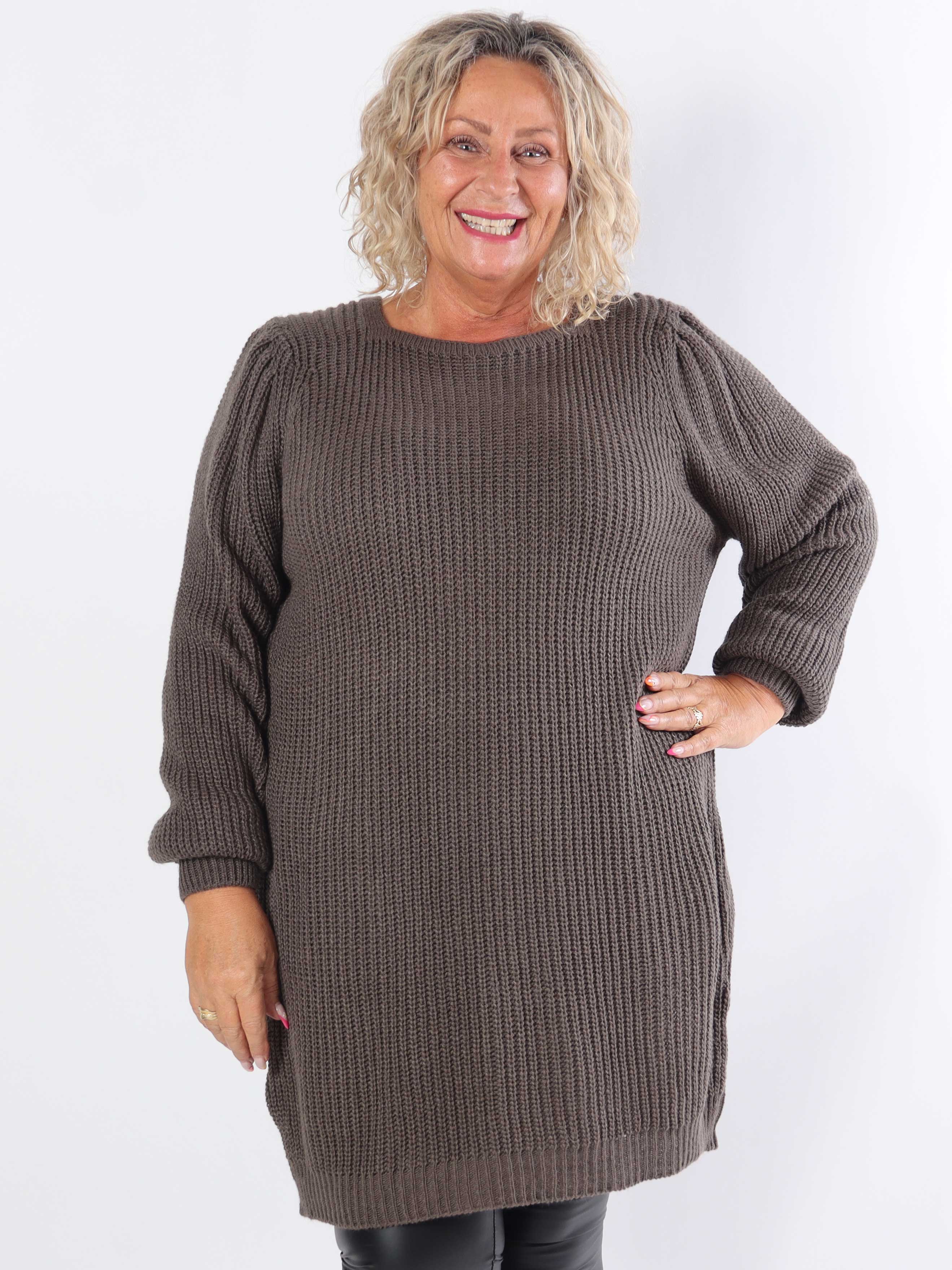 Dajana - Stickad klänning i plus size med ballongärmar