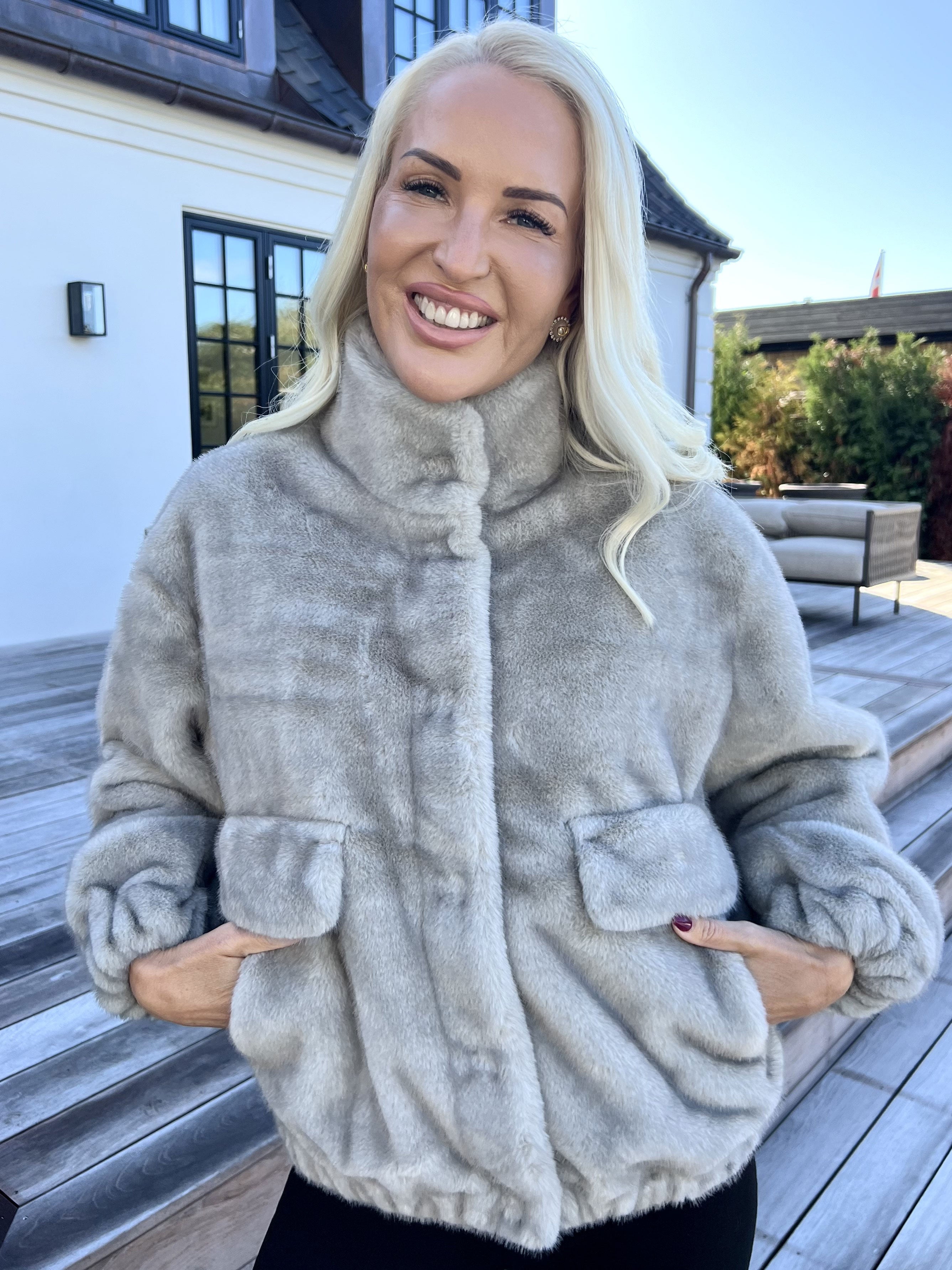Daniela - Mjuk bomberjacka i fuskpäls