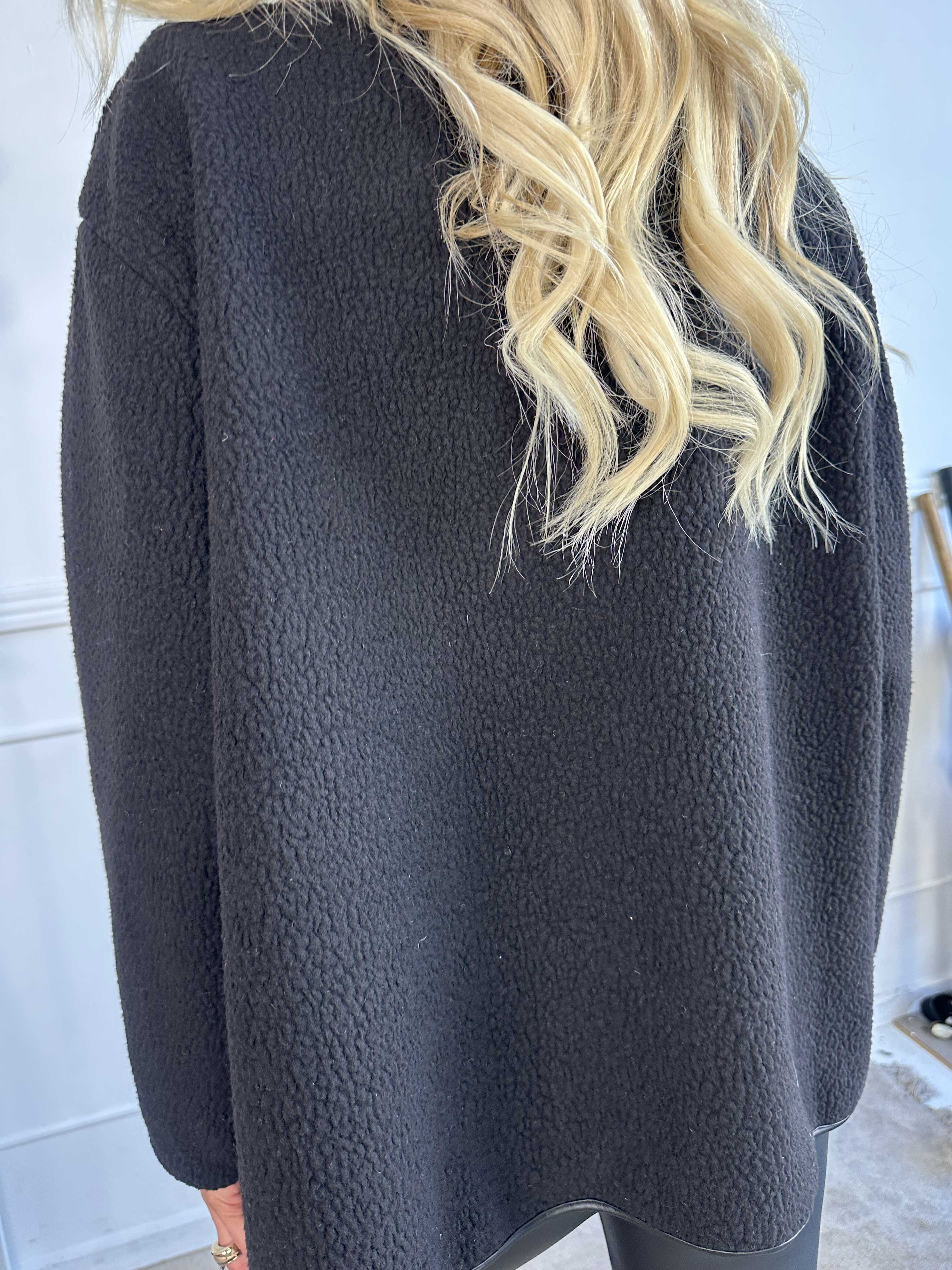 Danya - Söt fleecekofta med rosetter i läderlook