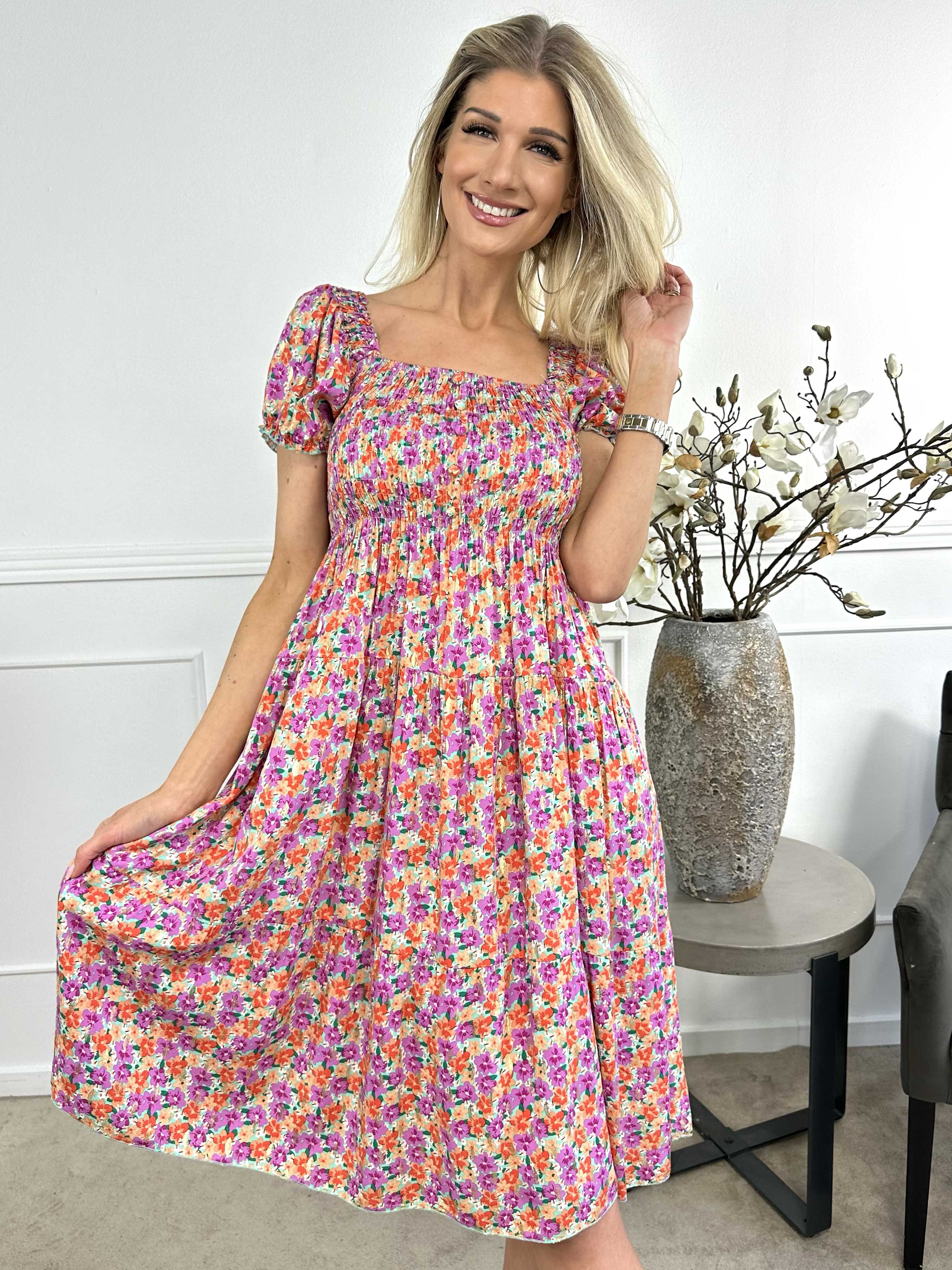 Daphne - Söt blommig sommarklänning med smockad byst