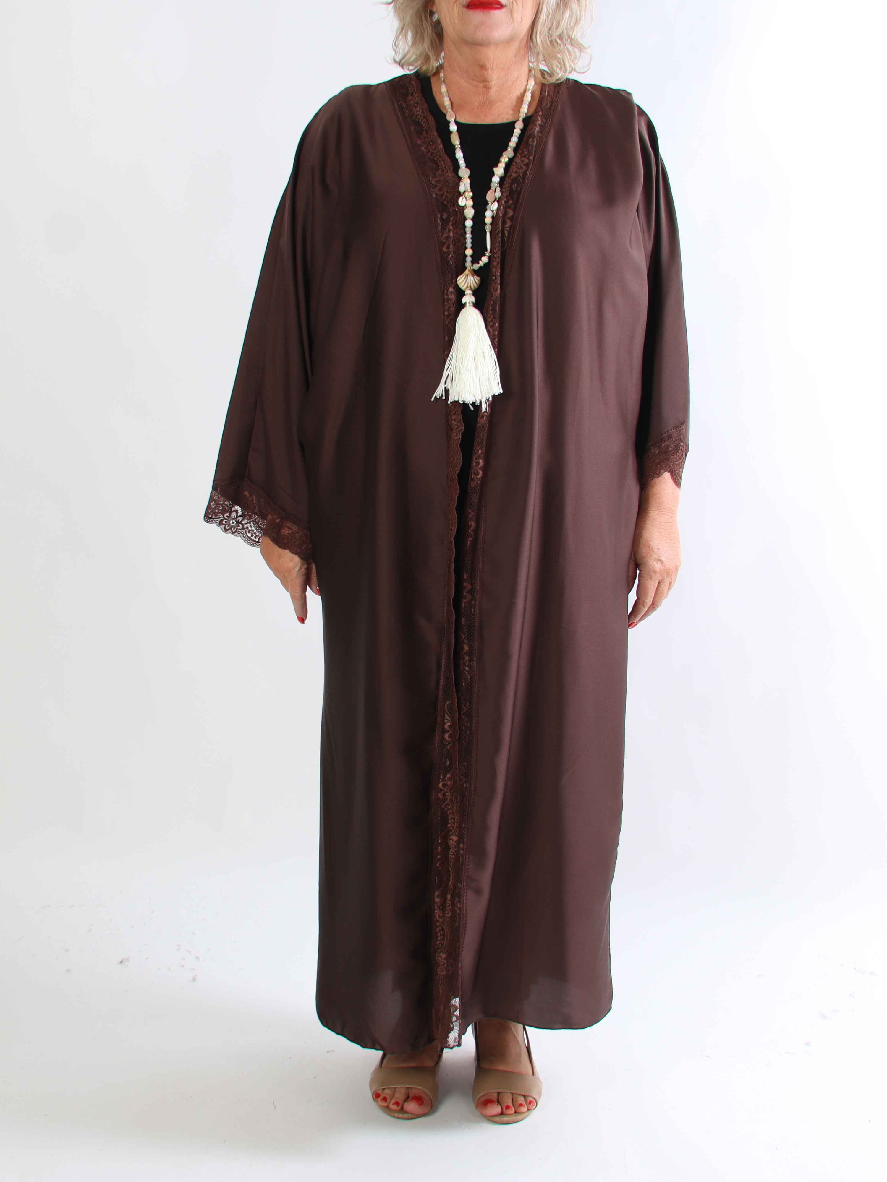 Deiene - Plus size kimono i silkelook med elegant blondekant for et sofistikeret udtryk
