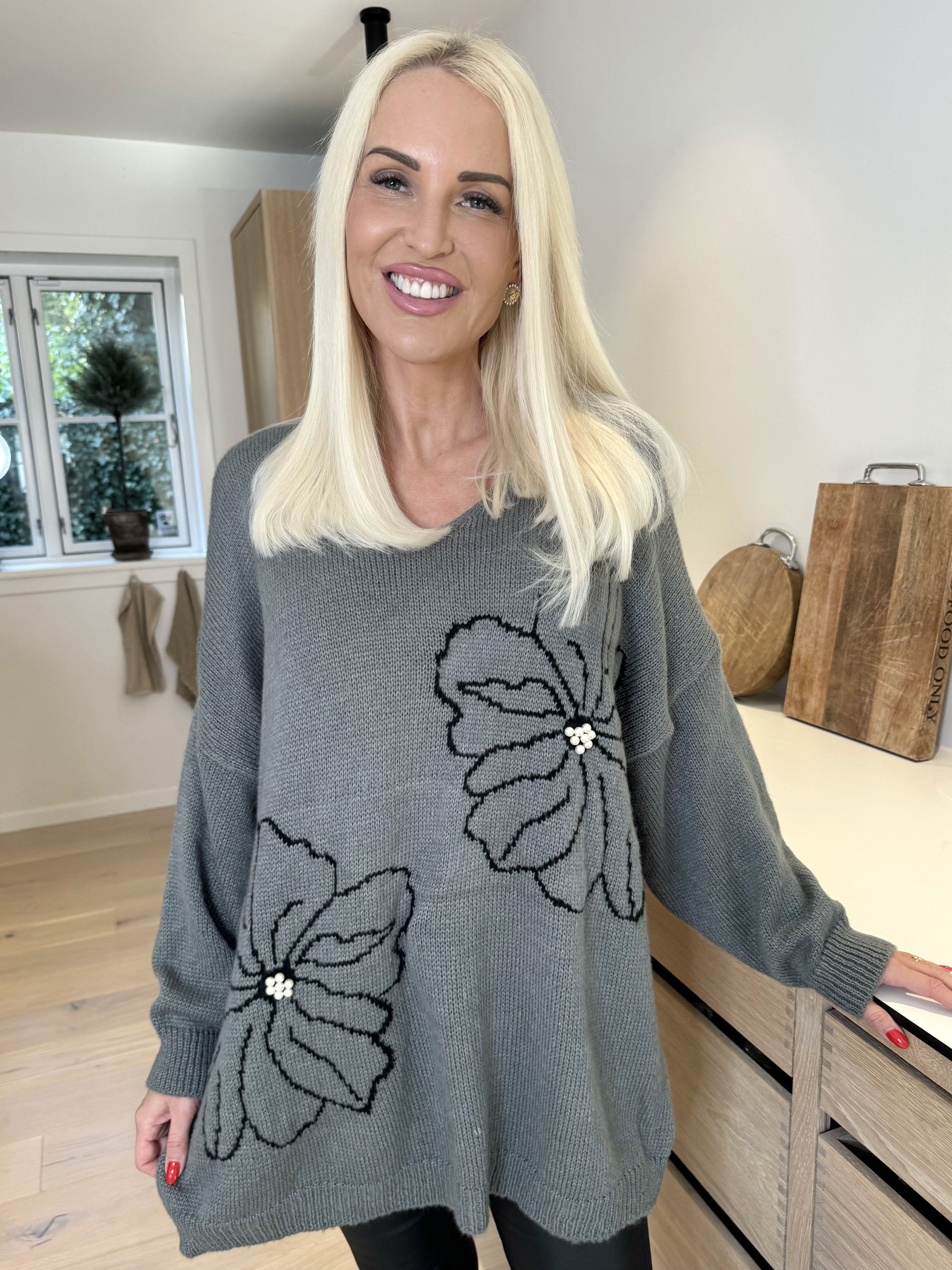 Delores - Stickad blus med blommotiv och pärlor