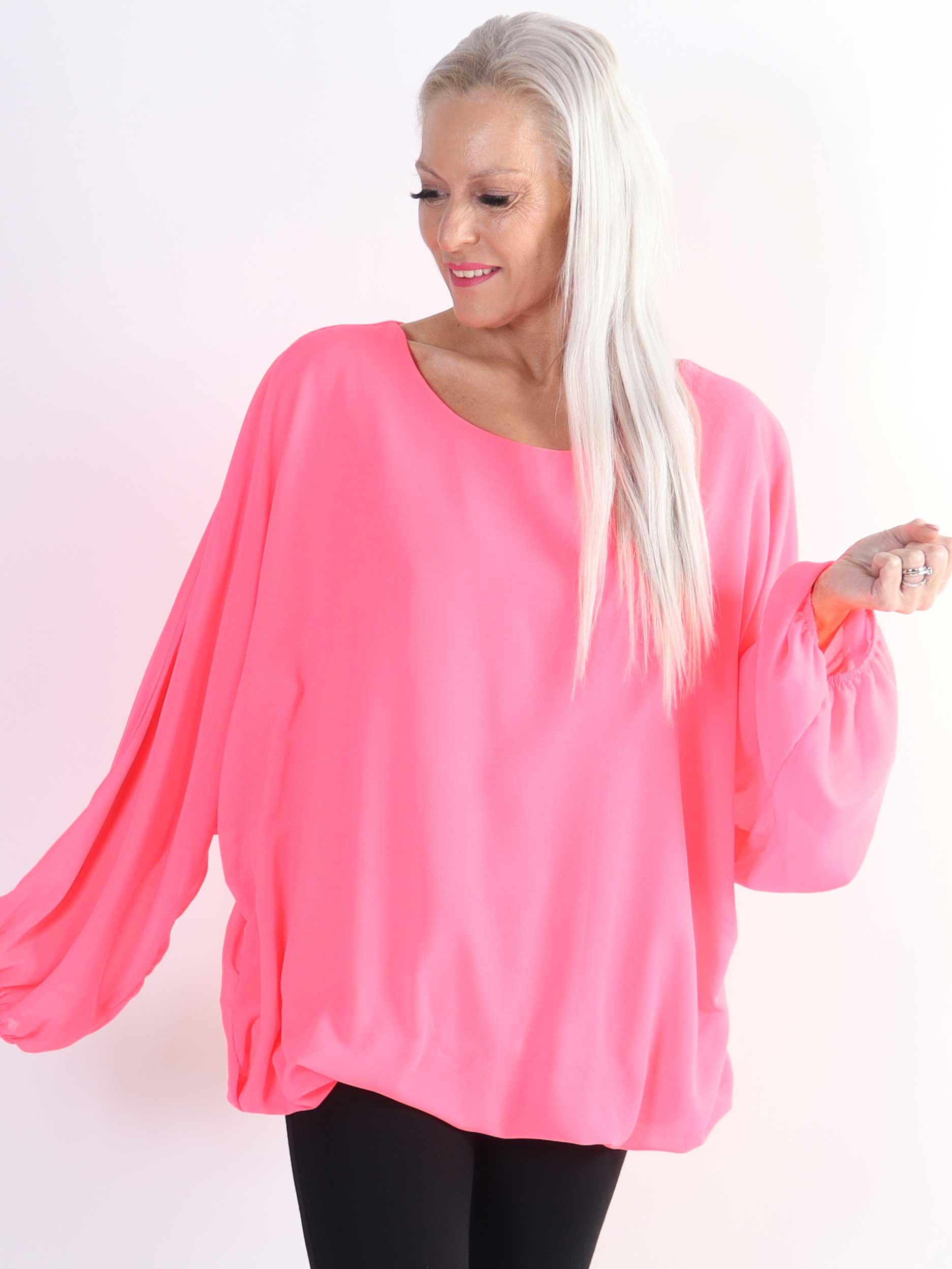 Destiny Plain - Plus size blus i chiffong med fladdermusärmar