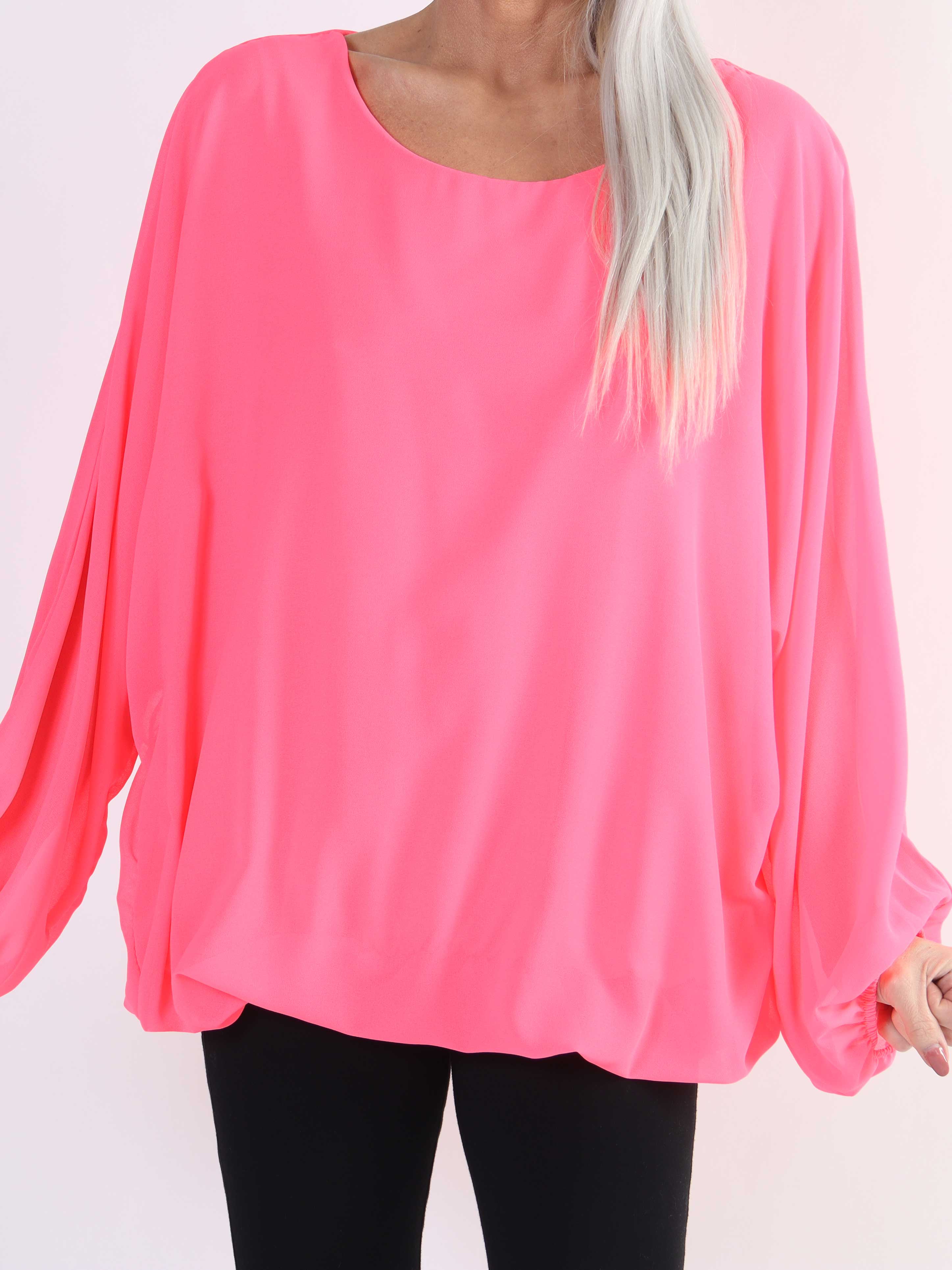 Destiny Plain - Plus size blus i chiffong med fladdermusärmar