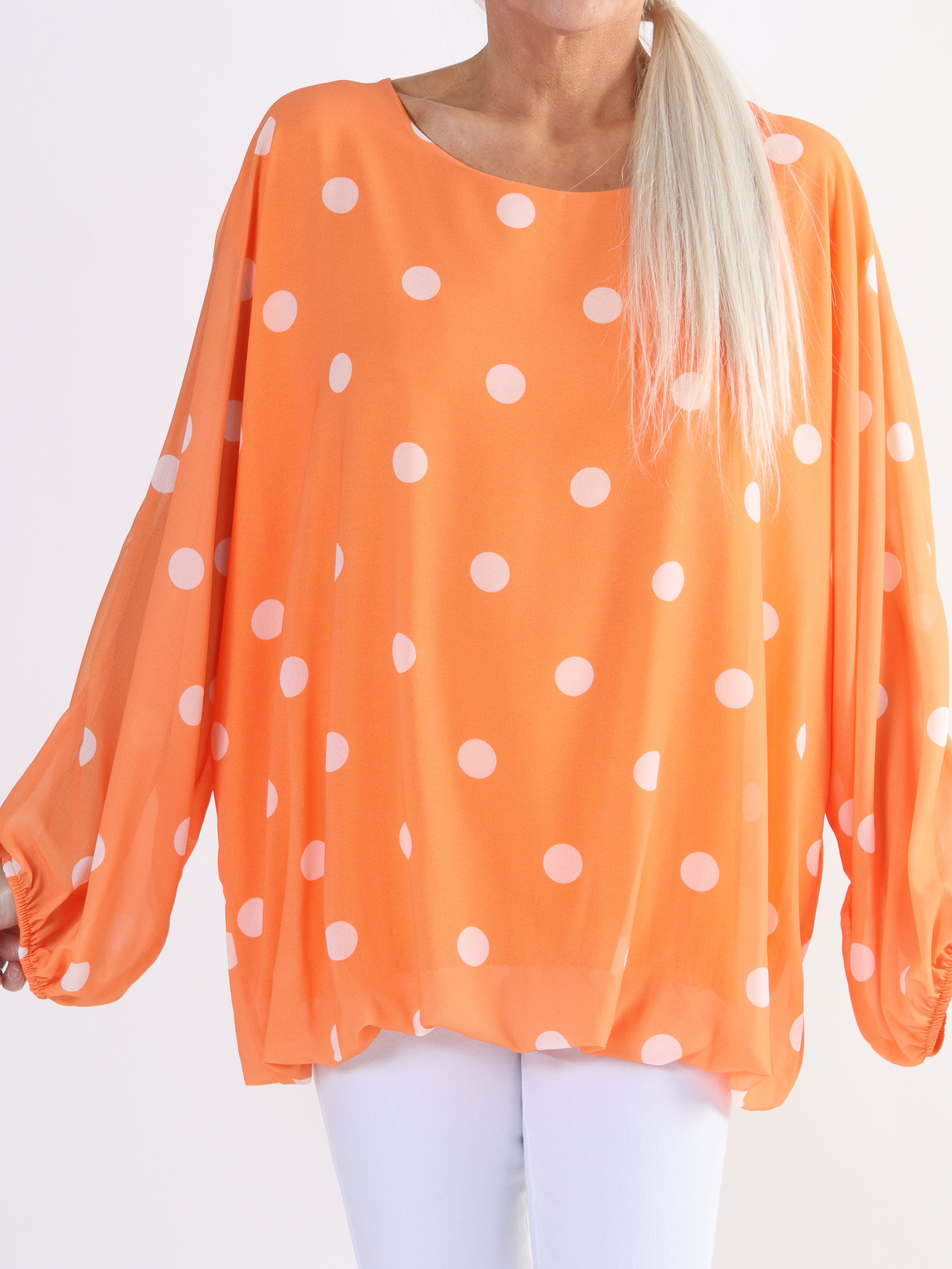 Destiny Dot - Plus size blus i chiffong med prickar